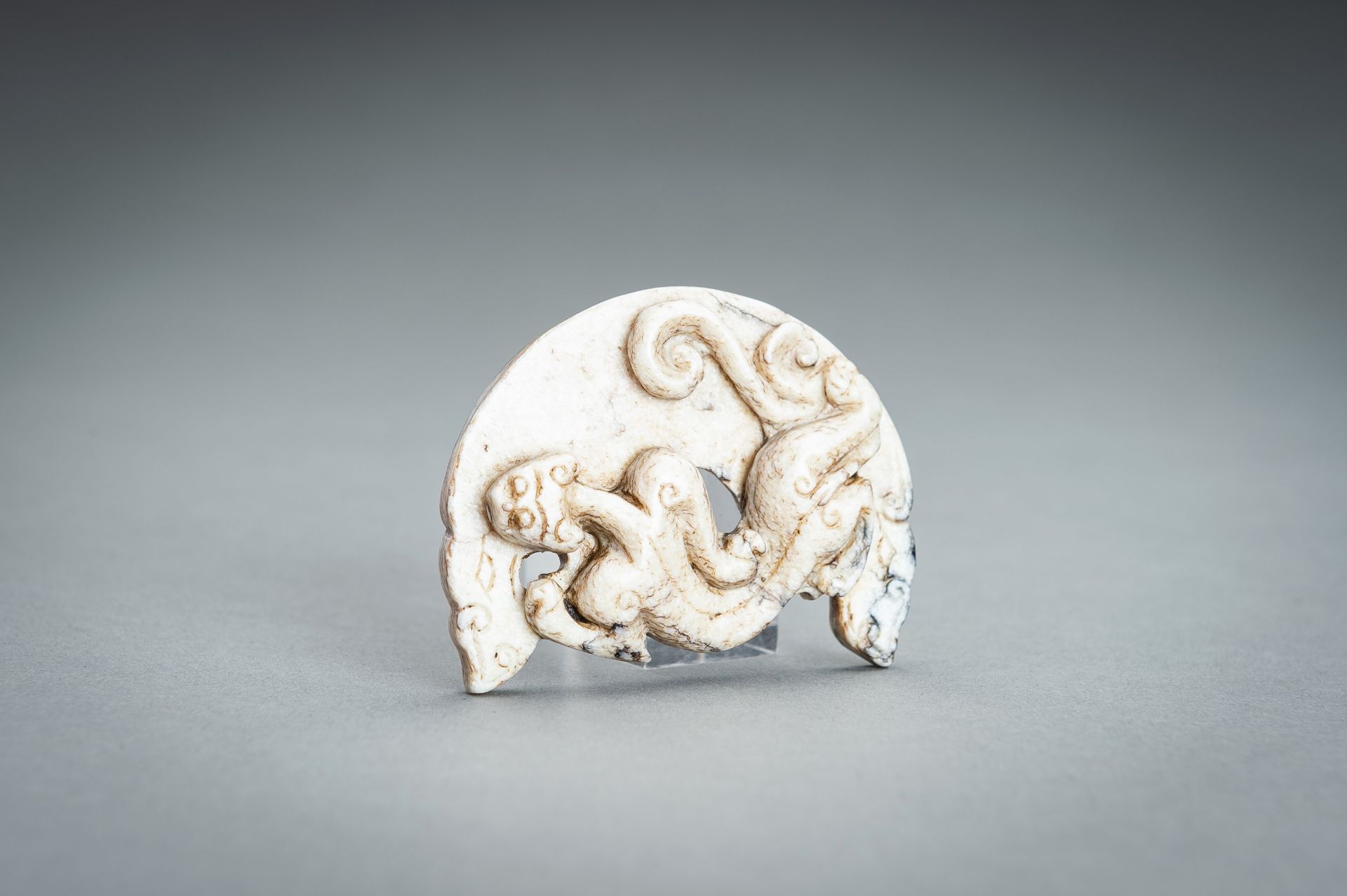 AN ARCHAISTIC MOTTLED JADE Â´CHILONGÂ´ PENDANT, QING - Image 2 of 10