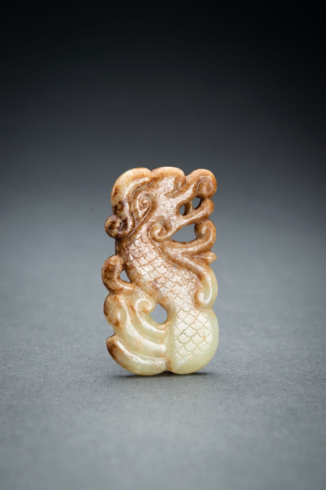 A LOT WITH THREE JADE PENDANTS, QING - Image 2 of 12