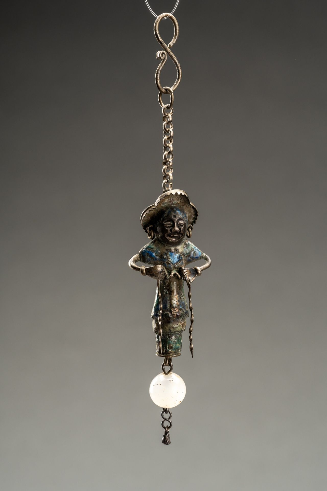 AN ENAMELED SILVER NEEDLE HOLDER, 17th CENTURY - Image 6 of 10