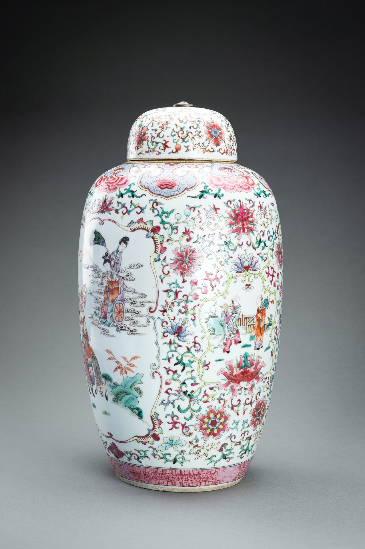 A LARGE FAMILLE ROSE PORCELAIN VASE AND COVER, QING - Image 8 of 18