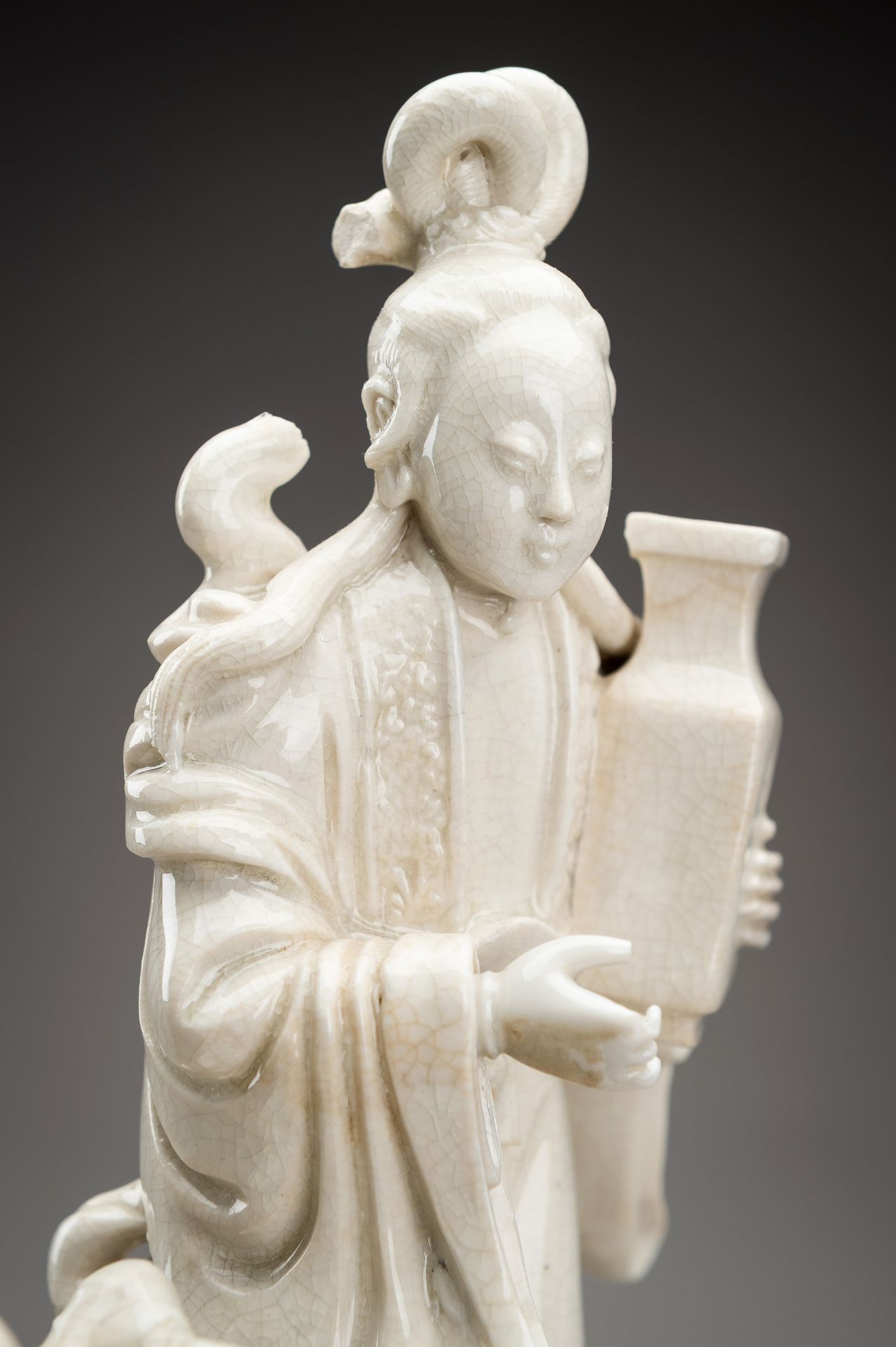 A PAIR OF DEHUA PORCELAIN FIGURES, 18th CENTURY - Bild 5 aus 15