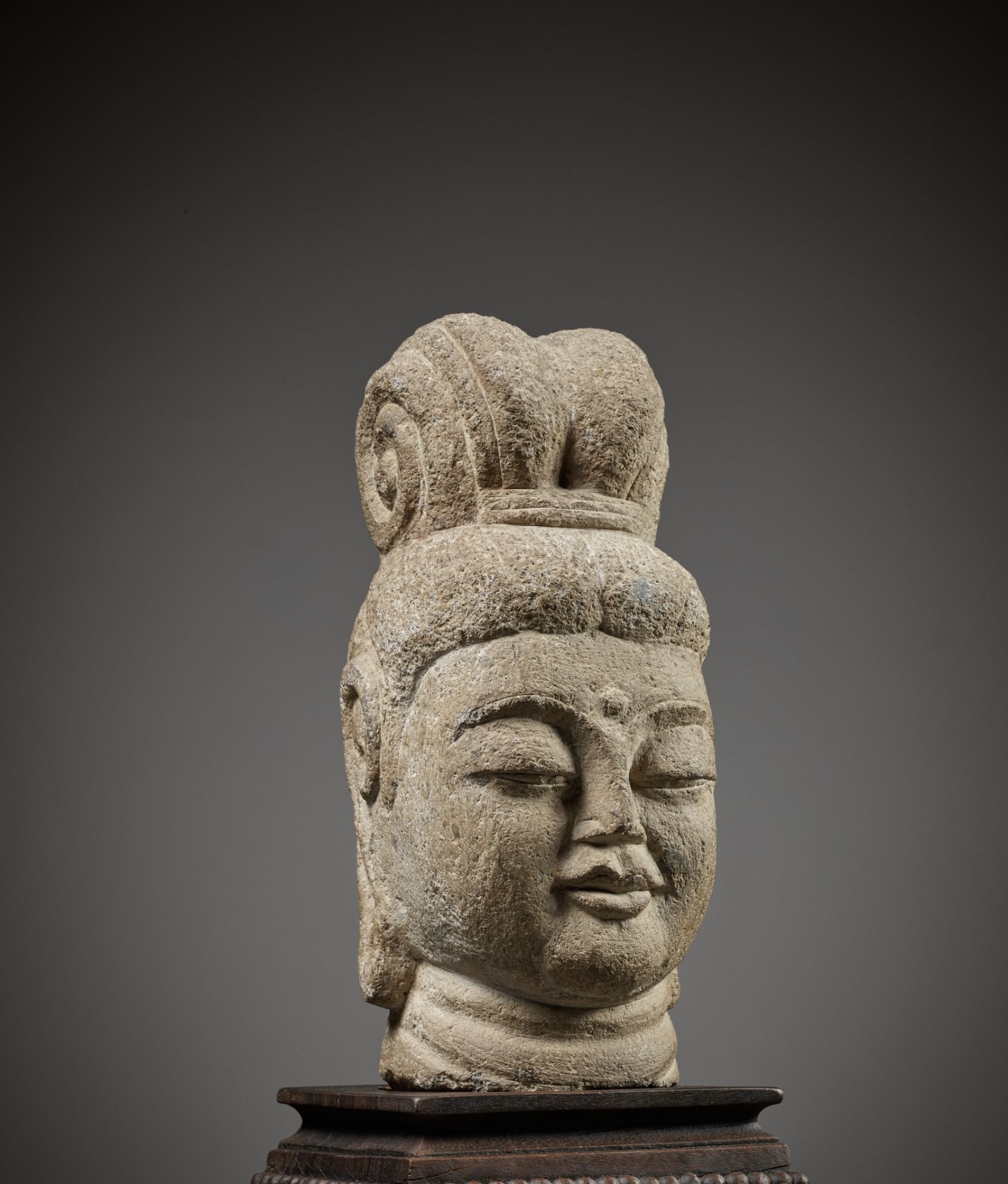 A RARE SANDSTONE HEAD OF GUANYIN, SUI TO TANG DYNASTY - Bild 11 aus 13