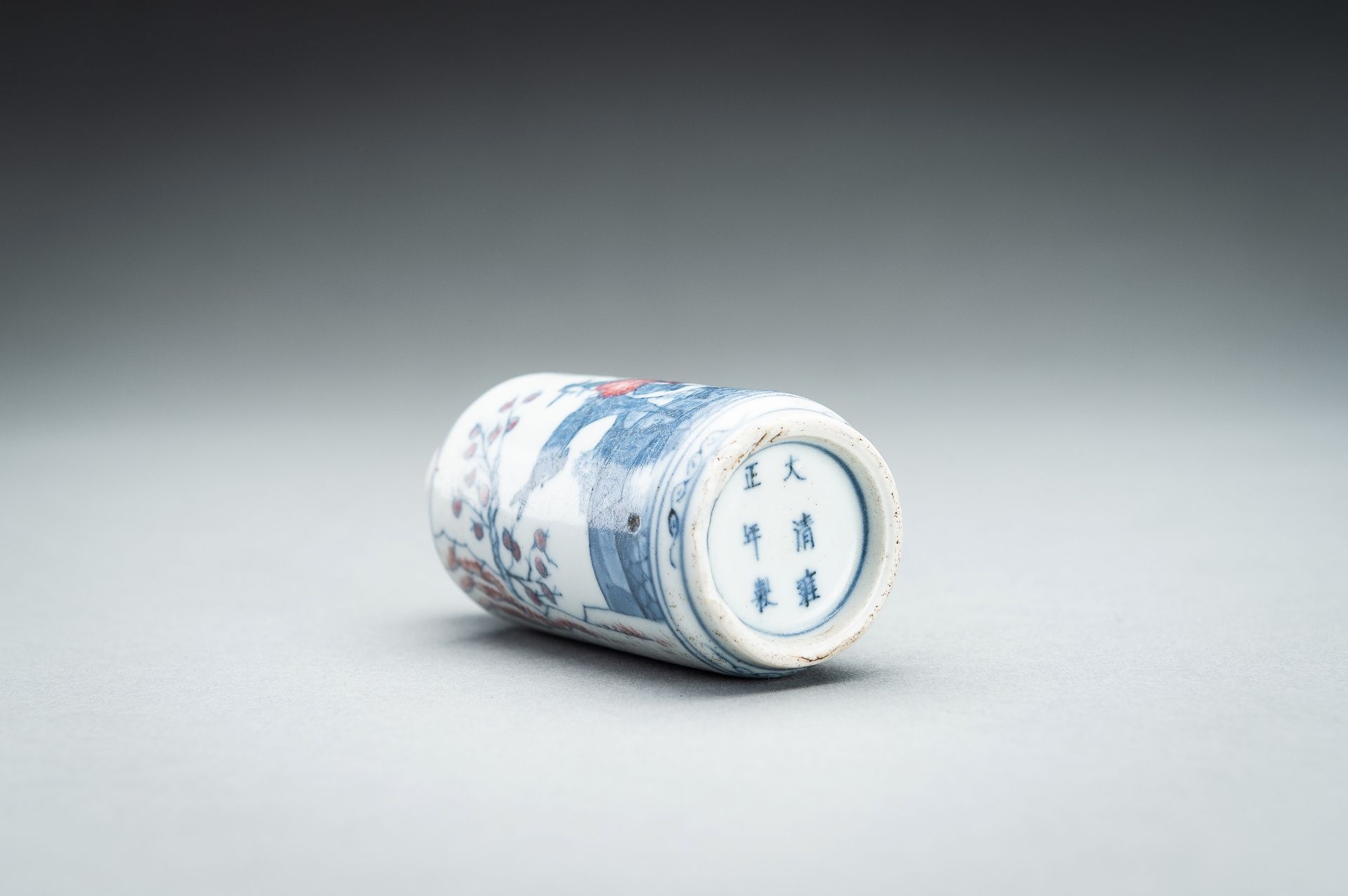 A BLUE AND IRON-RED 'MENG HAORAN' SNUFF BOTTLE, QING - Image 9 of 11