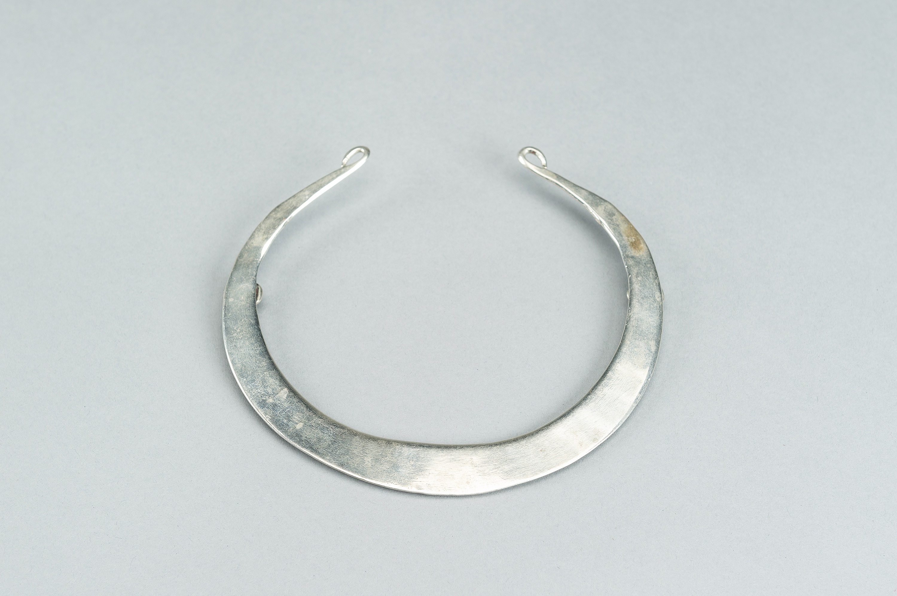 A PAIR OF ENGRAVED TRIBAL SILVER AND METAL TORQUES, c. 1900s - Image 13 of 13