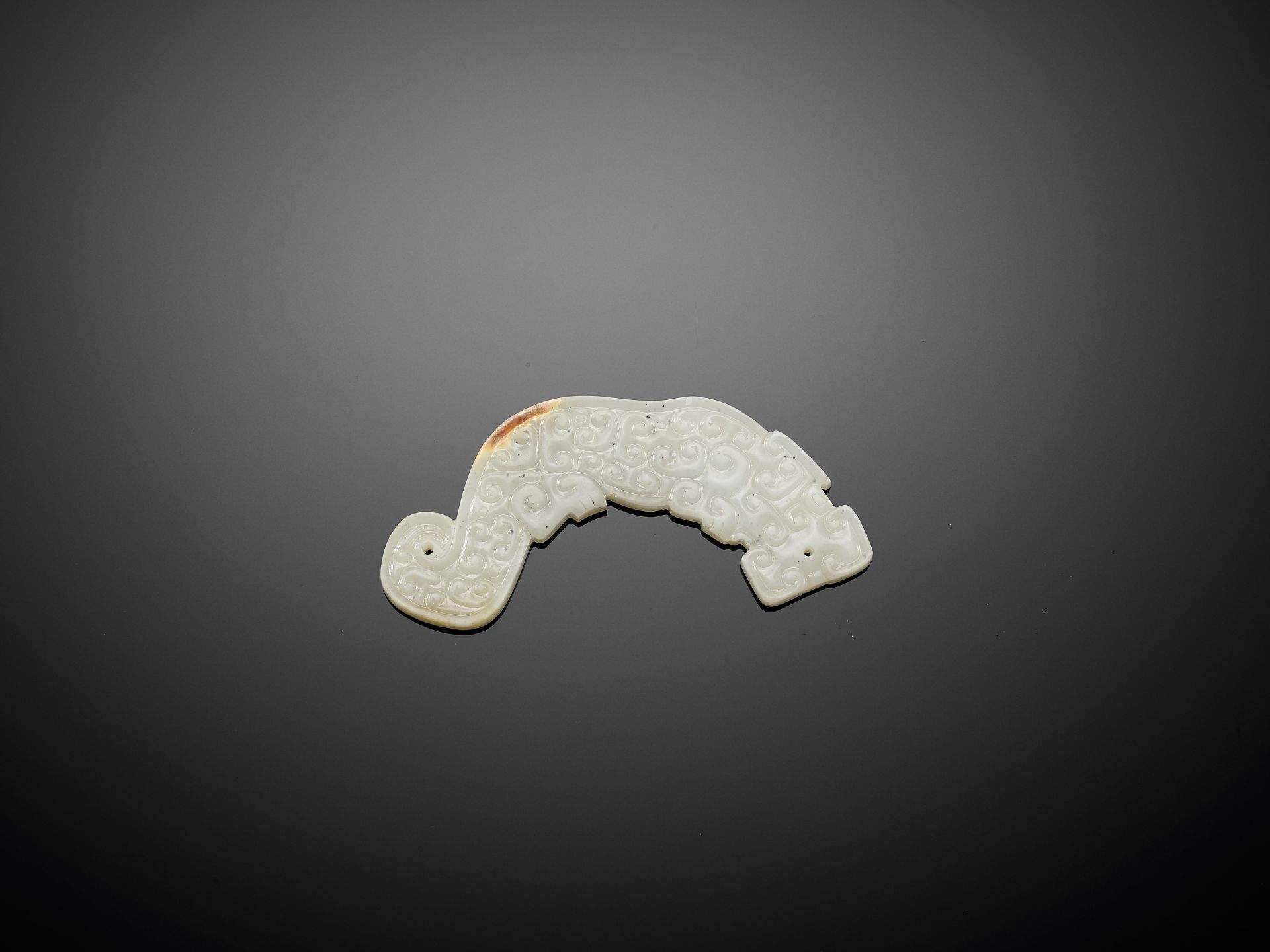 A WHITE JADE 'TIGER' PENDANT, LATE SPRING AND AUTUMN PERIOD - Image 2 of 9