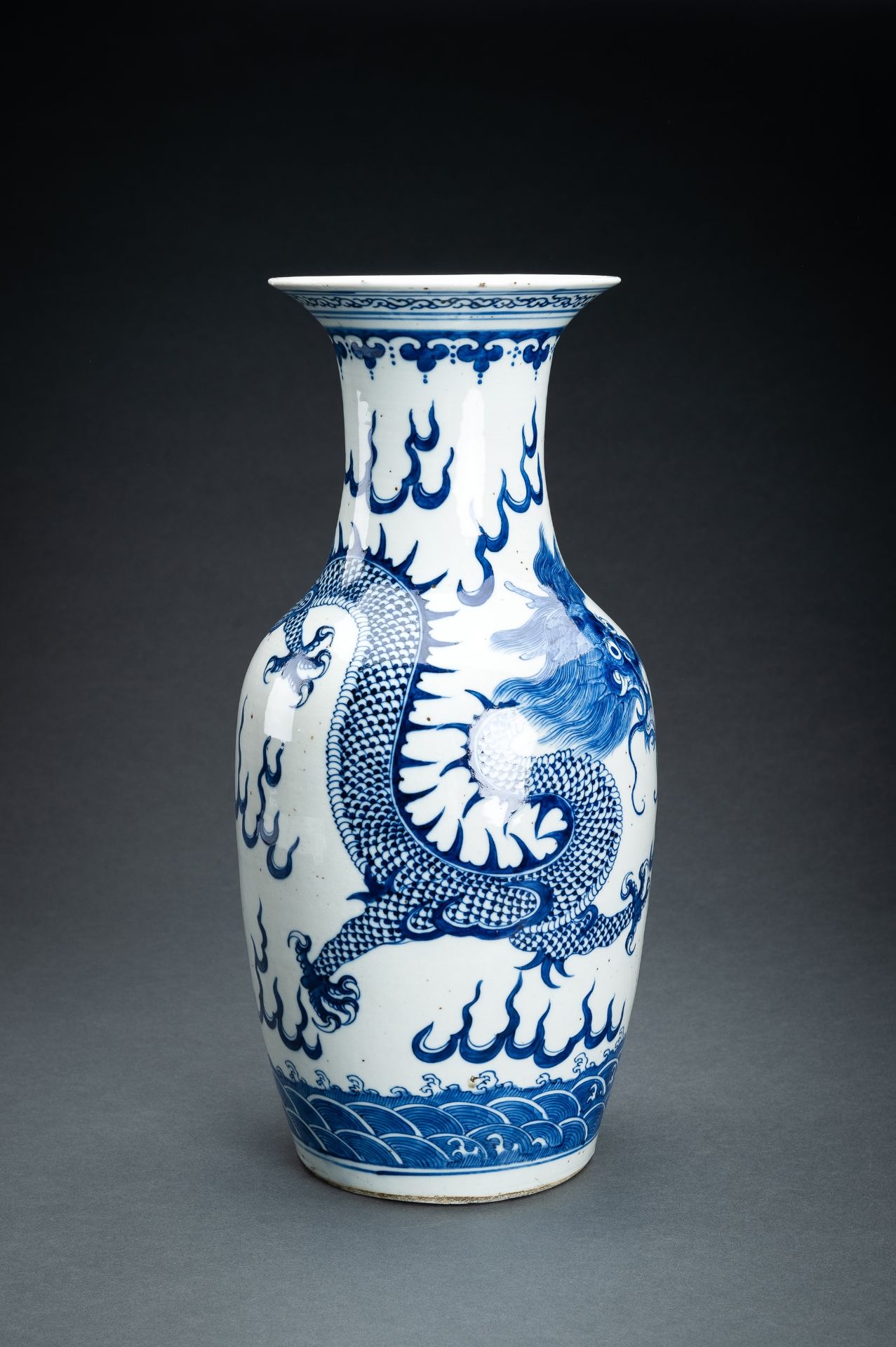 A BLUE AND WHITE 'DRAGON AND PHOENIX' PORCELAIN VASE, c. 1900s - Image 4 of 15