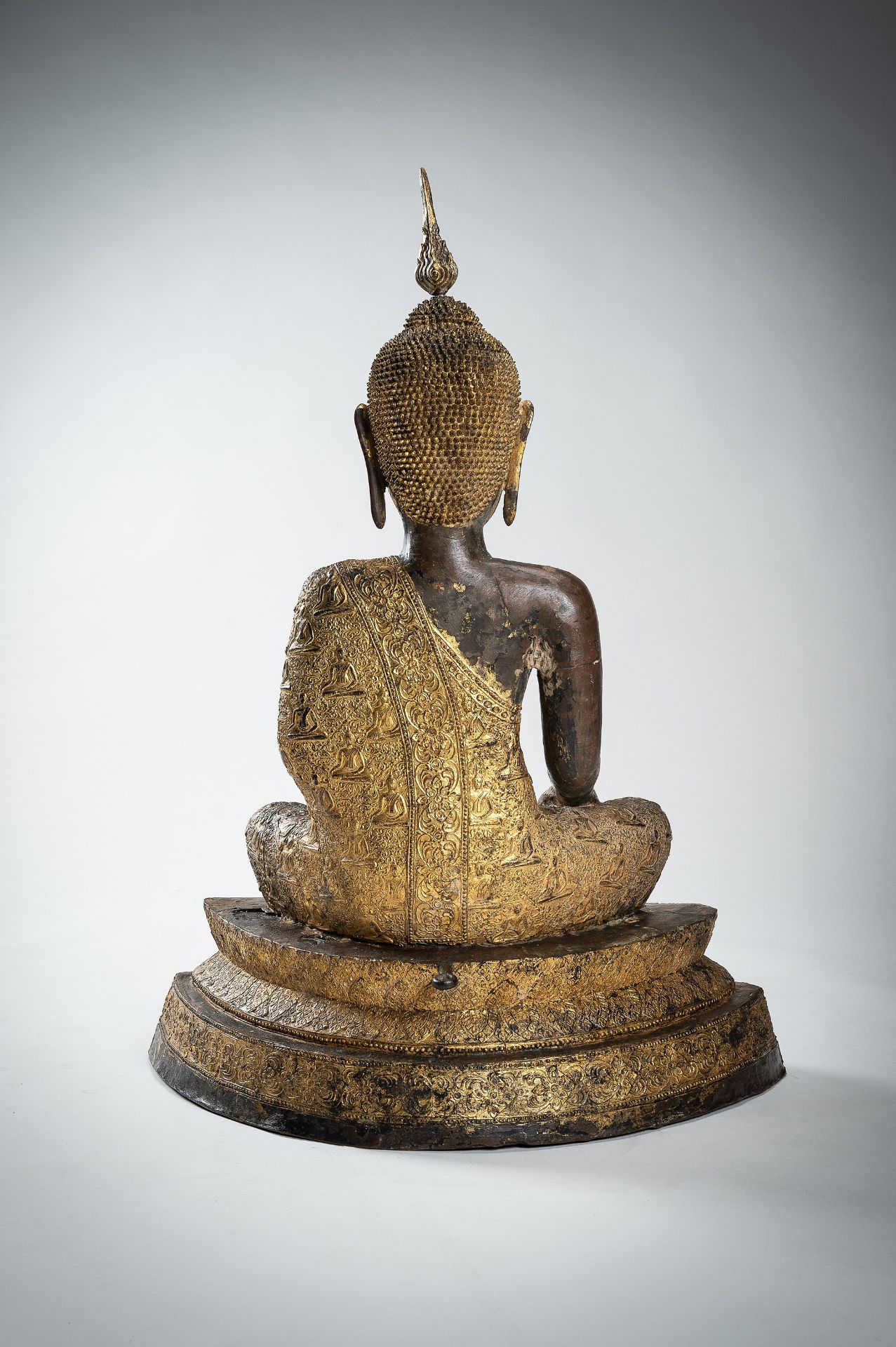 A LARGE GILT-LACQUERED BRONZE FIGURE OF SEATED BUDDHA, RATTANAKOSIN KINGDOM - Bild 20 aus 22