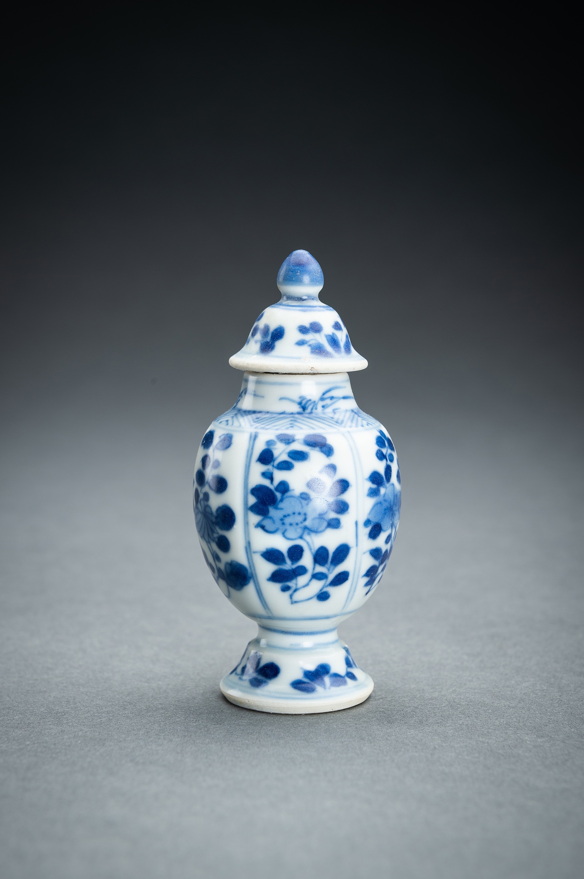 A GROUP OF FOUR MINIATURE PORCELAIN ITEMS - Image 8 of 16