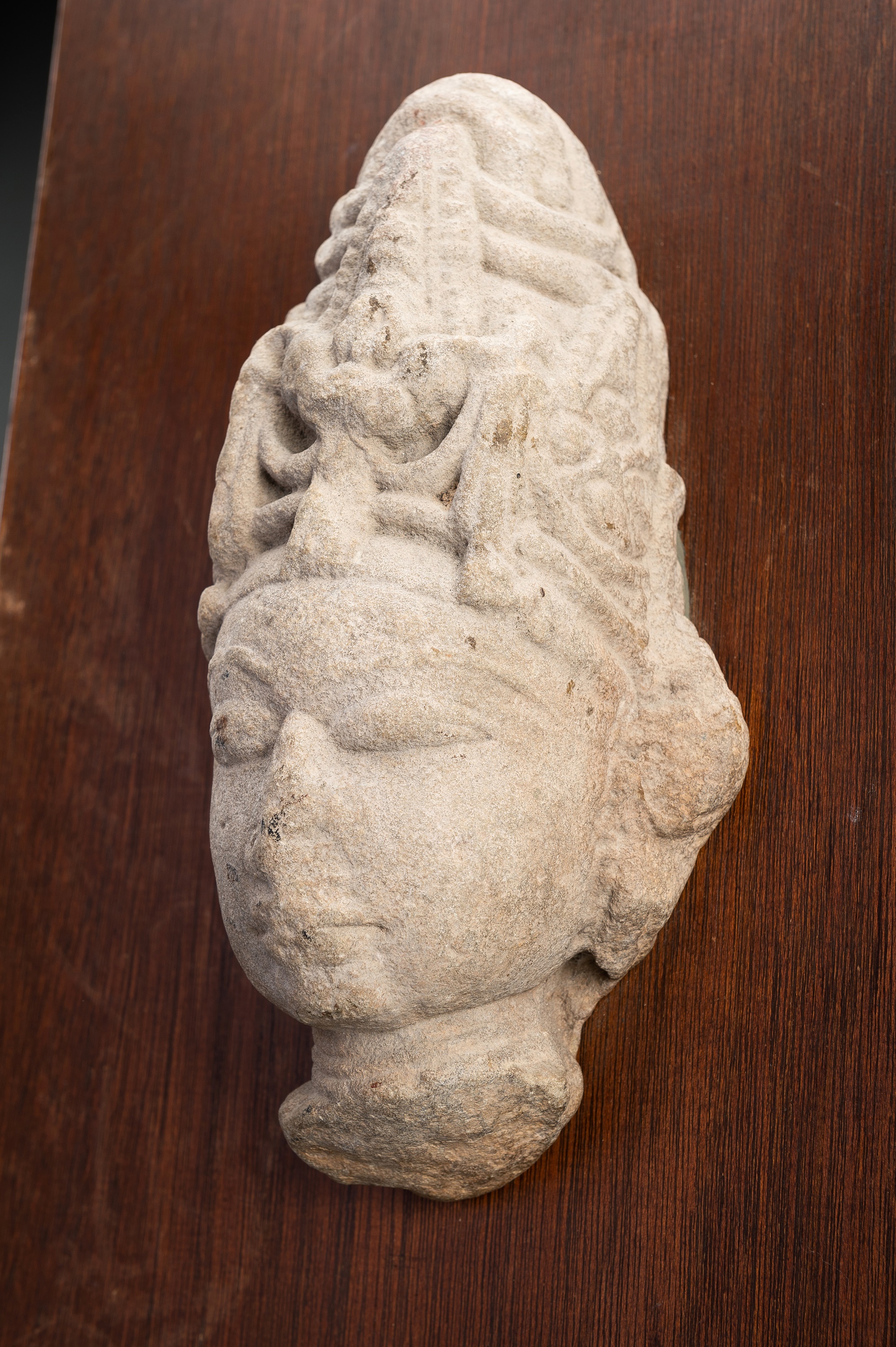 A SANDSTONE HEAD OF VISHNU WITH A MITER CROWN - Image 2 of 14