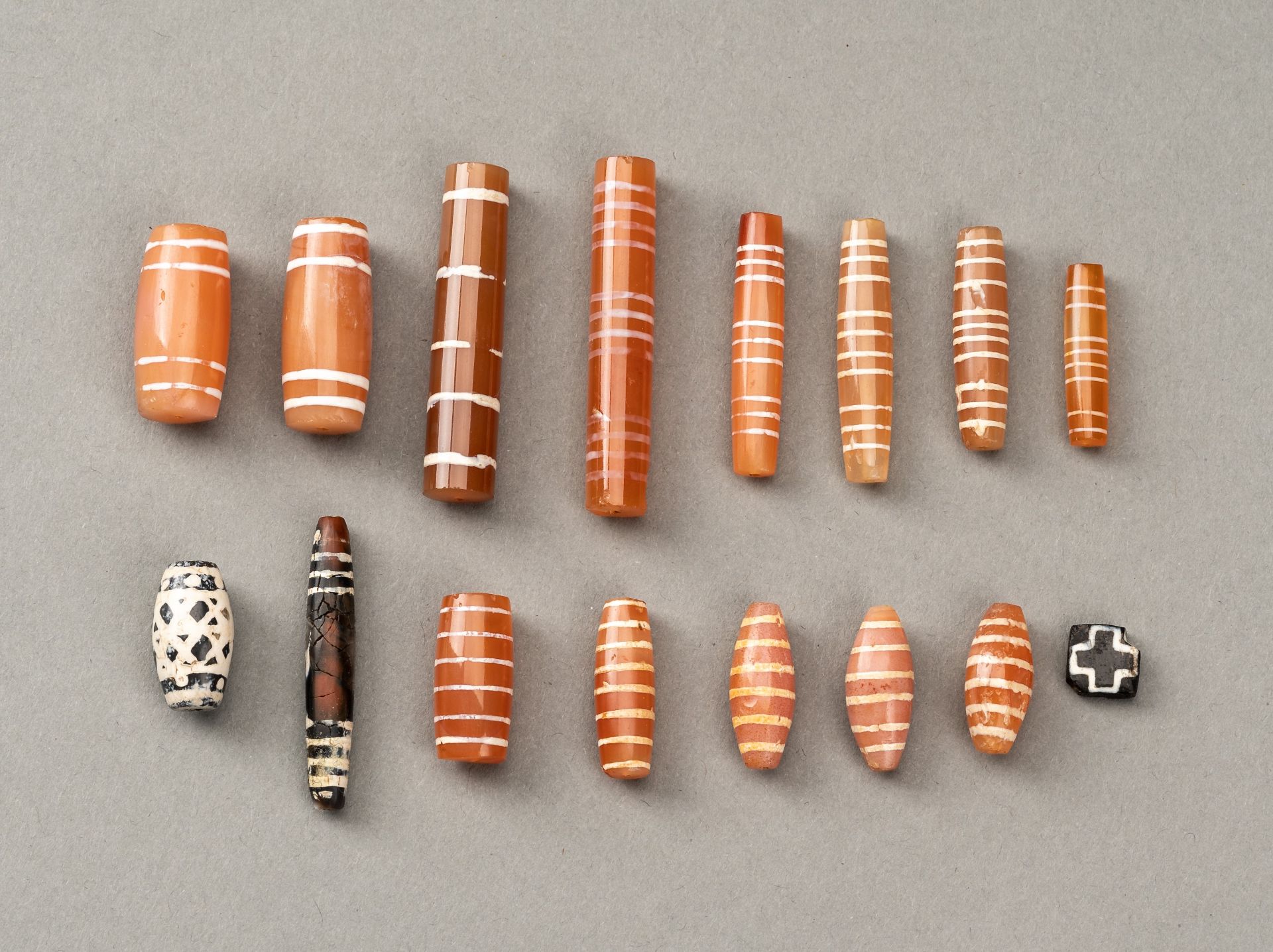 16 DECORATED PYU AGATE BEADS