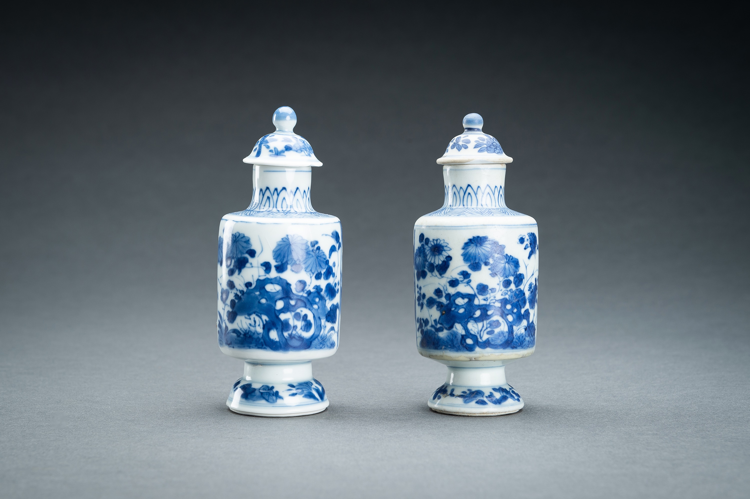 TWO BLUE AND WHITE PORCELAIN VASES WITH COVERS, 17th CENTURY - Image 7 of 15
