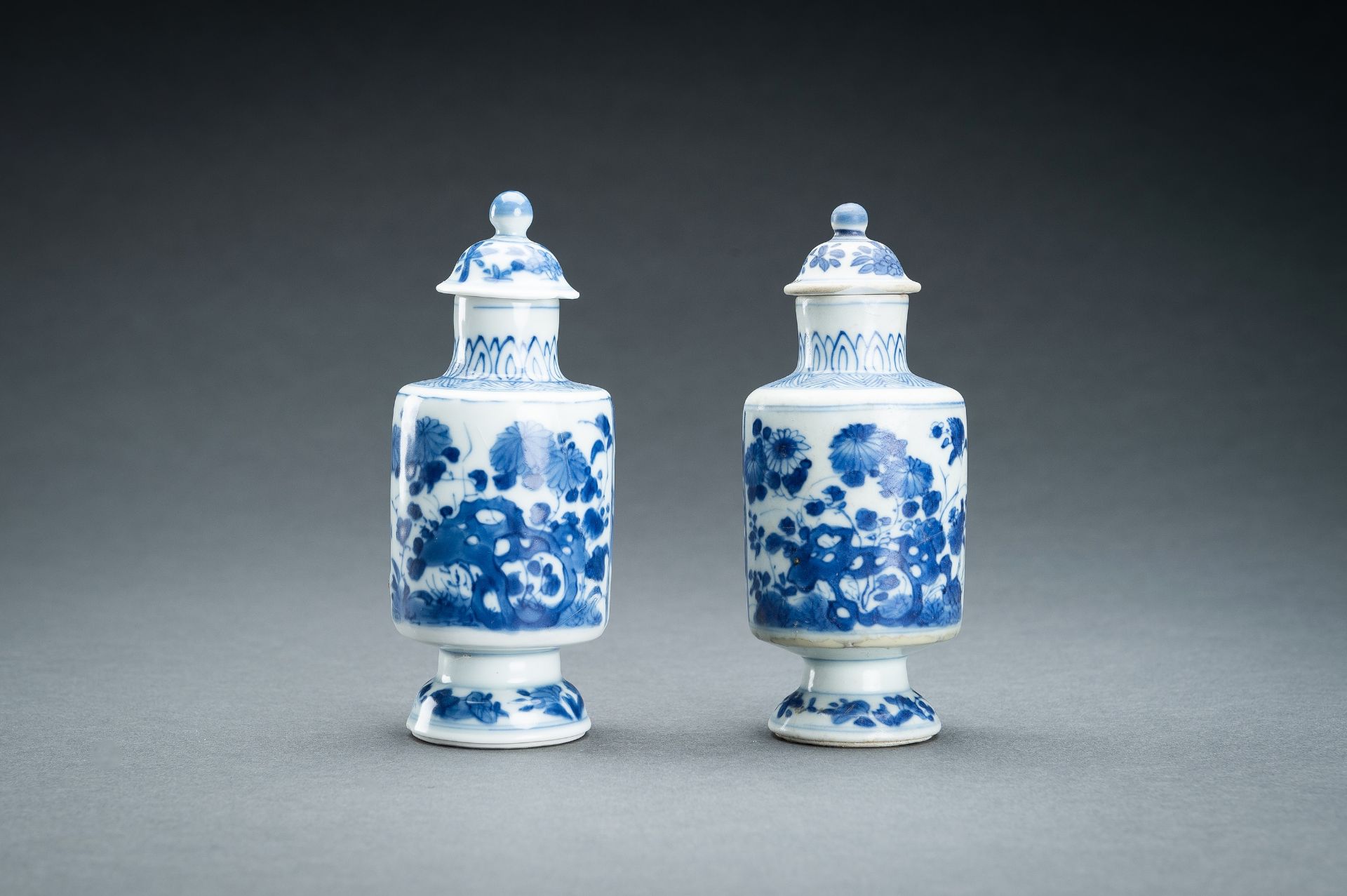 TWO BLUE AND WHITE PORCELAIN VASES WITH COVERS, 17th CENTURY - Bild 7 aus 15