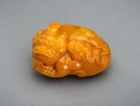 A 'TIANHUANG' GLASS FIGURE OF A BUDDHIST LION WITH CUB, c. 1920s