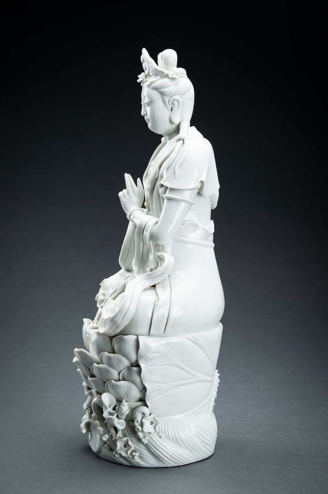 A LARGE DEHUA BLANC DE CHINE PORCELAIN FIGURE OF GUANYIN - Bild 3 aus 21