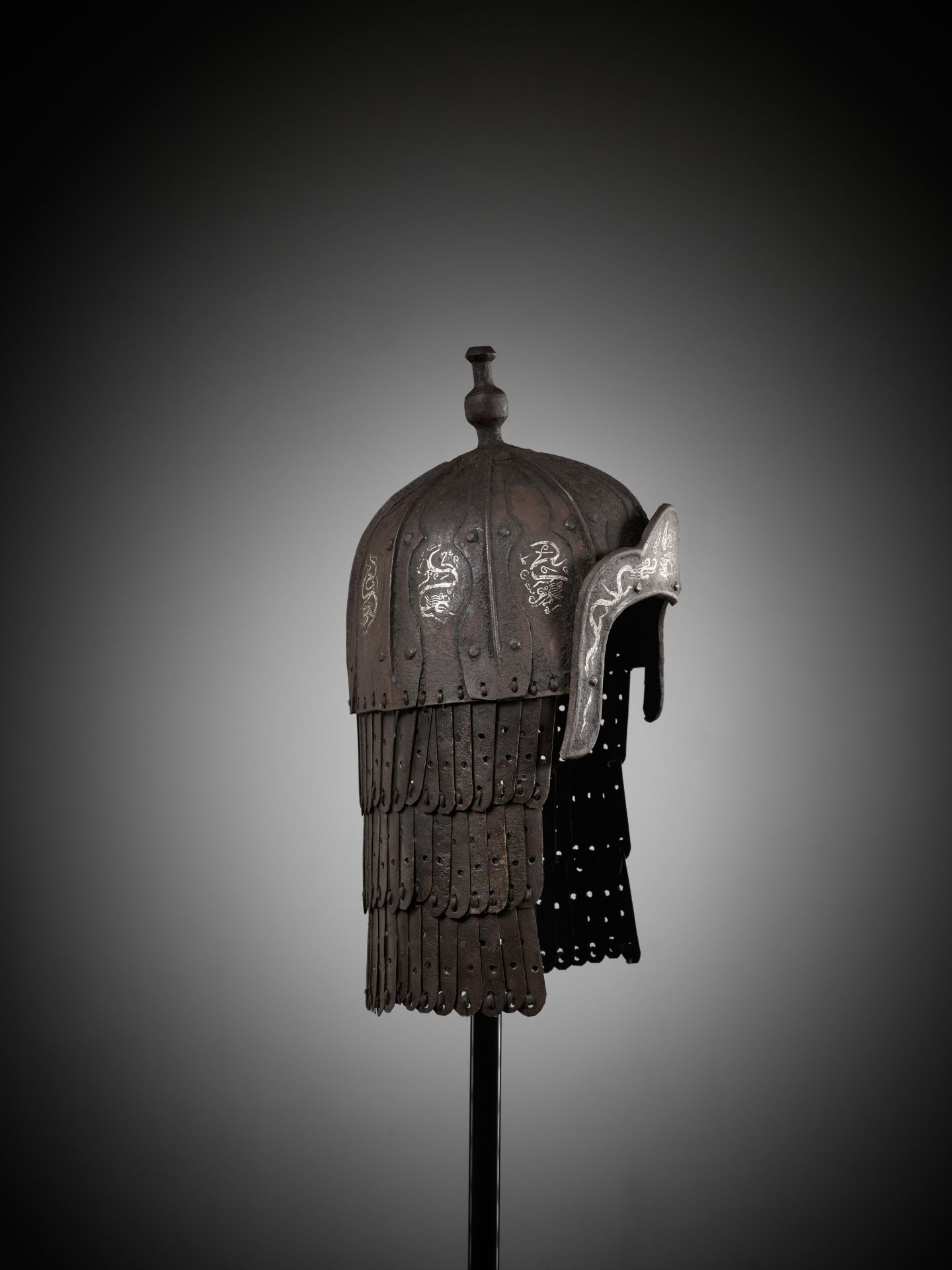 A SILVER-DAMASCENED 'DRAGON' IRON HELMET, 14TH-17TH CENTURY - Image 7 of 9