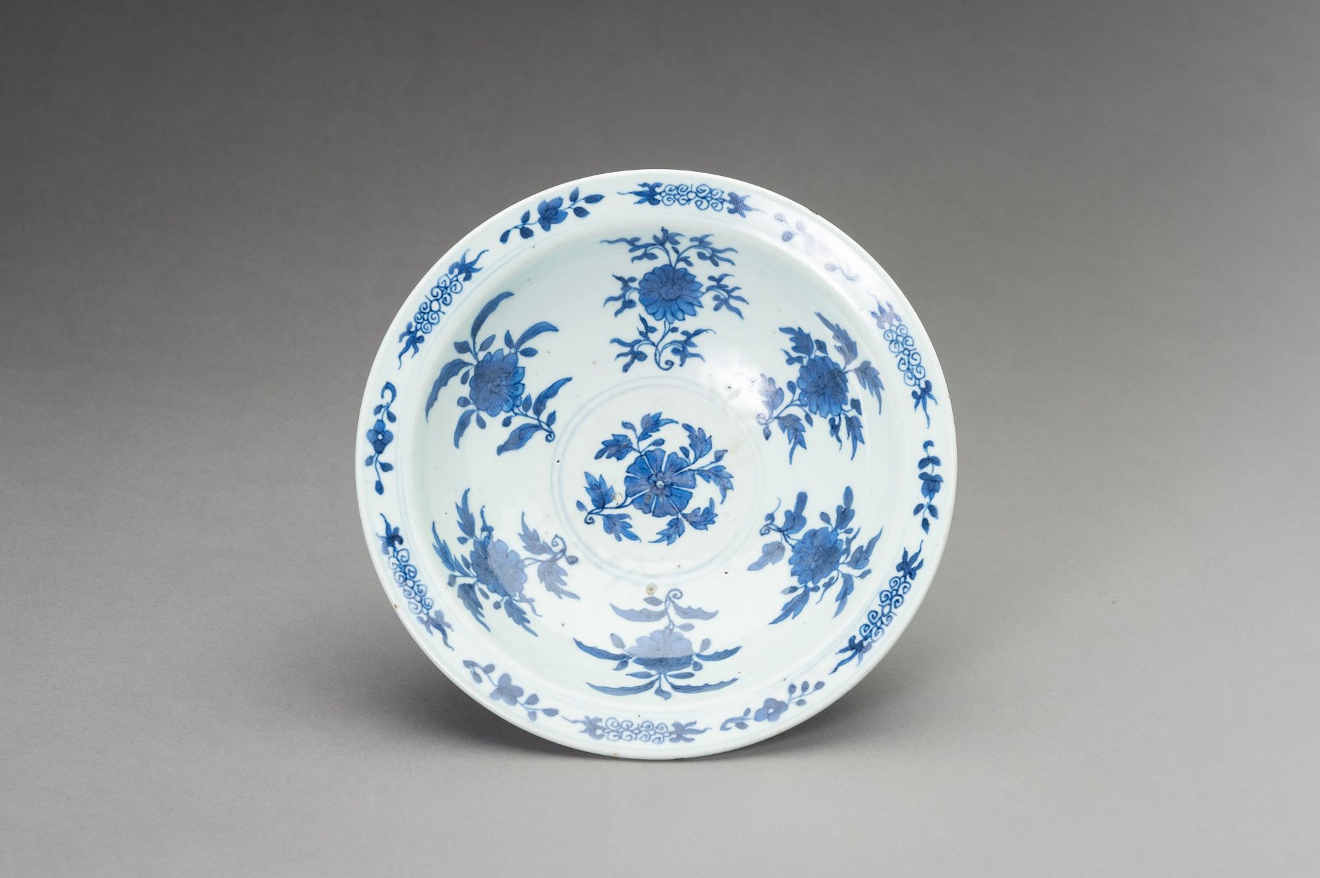 A BLUE AND WHITE PORCELAIN BOWL, 1900s