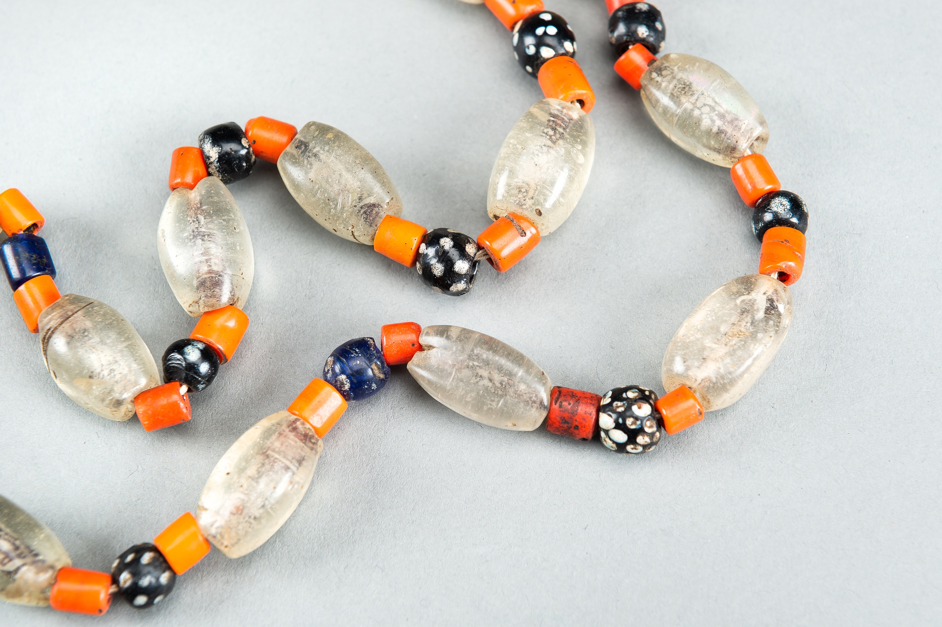 A MULTI-COLORED NAGALAND GLASS NECKLACE, c. 1900s - Image 3 of 10