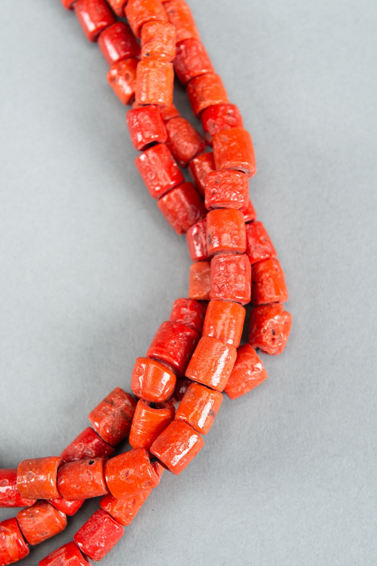 A NAGALAND 'CORAL' GLASS NECKLACE, c. 1900s - Image 2 of 9