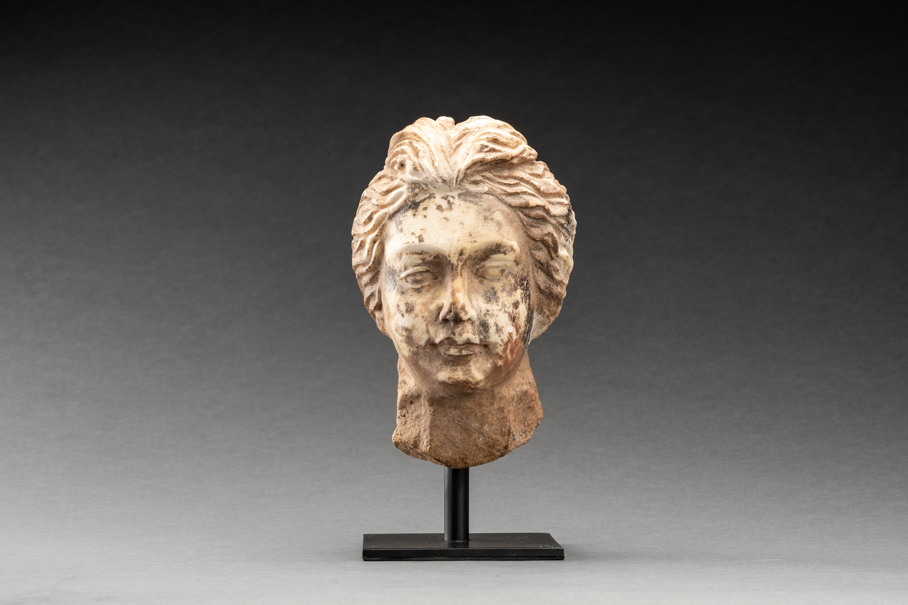 A GANDHARAN WHITE MARBLE HEAD OF A YOUNG MAN - Image 2 of 8