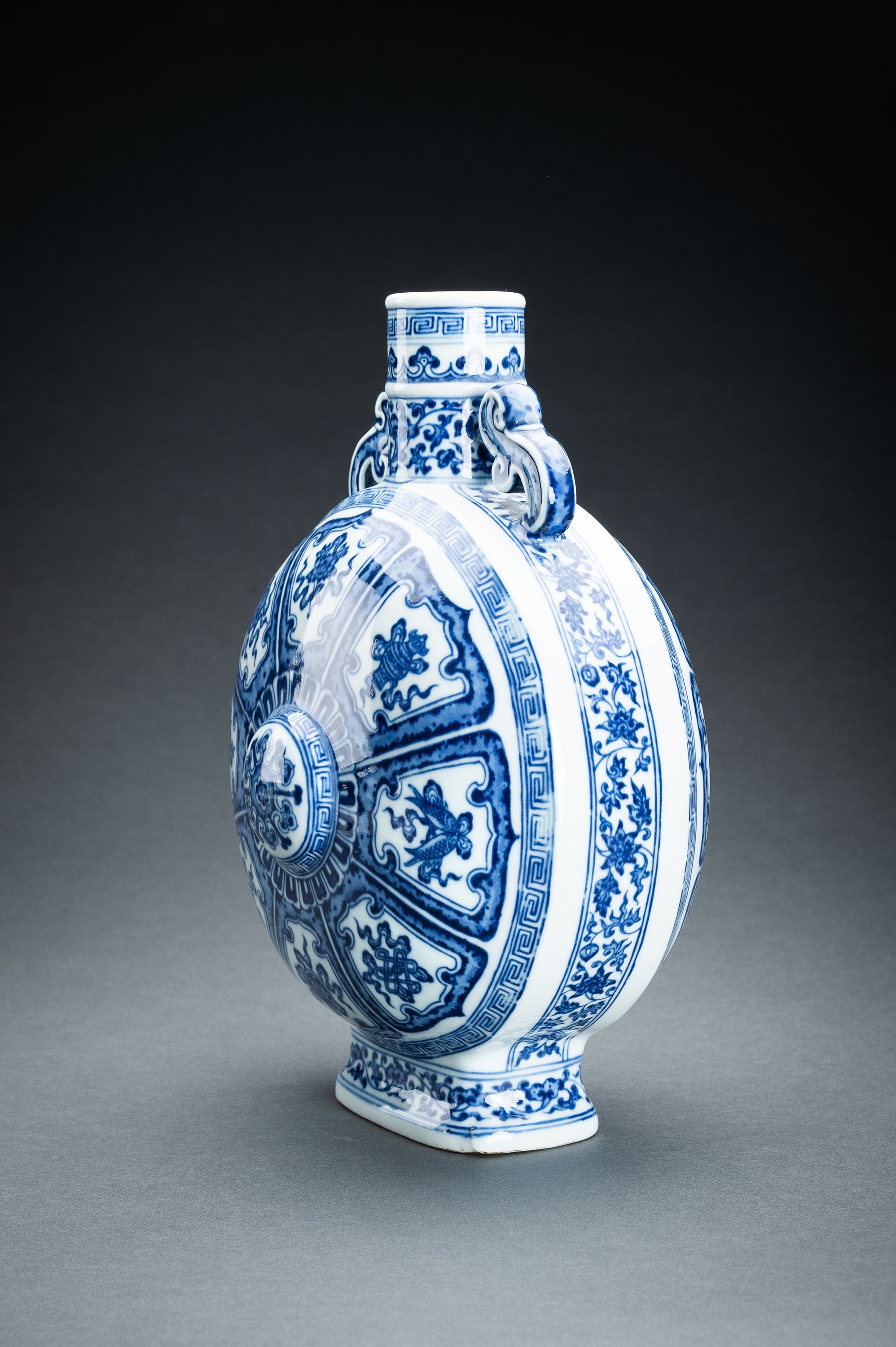 A BLUE AND WHITE 'BAJIXIANG' PORCELAIN MOONFLASK VASE - Image 11 of 17