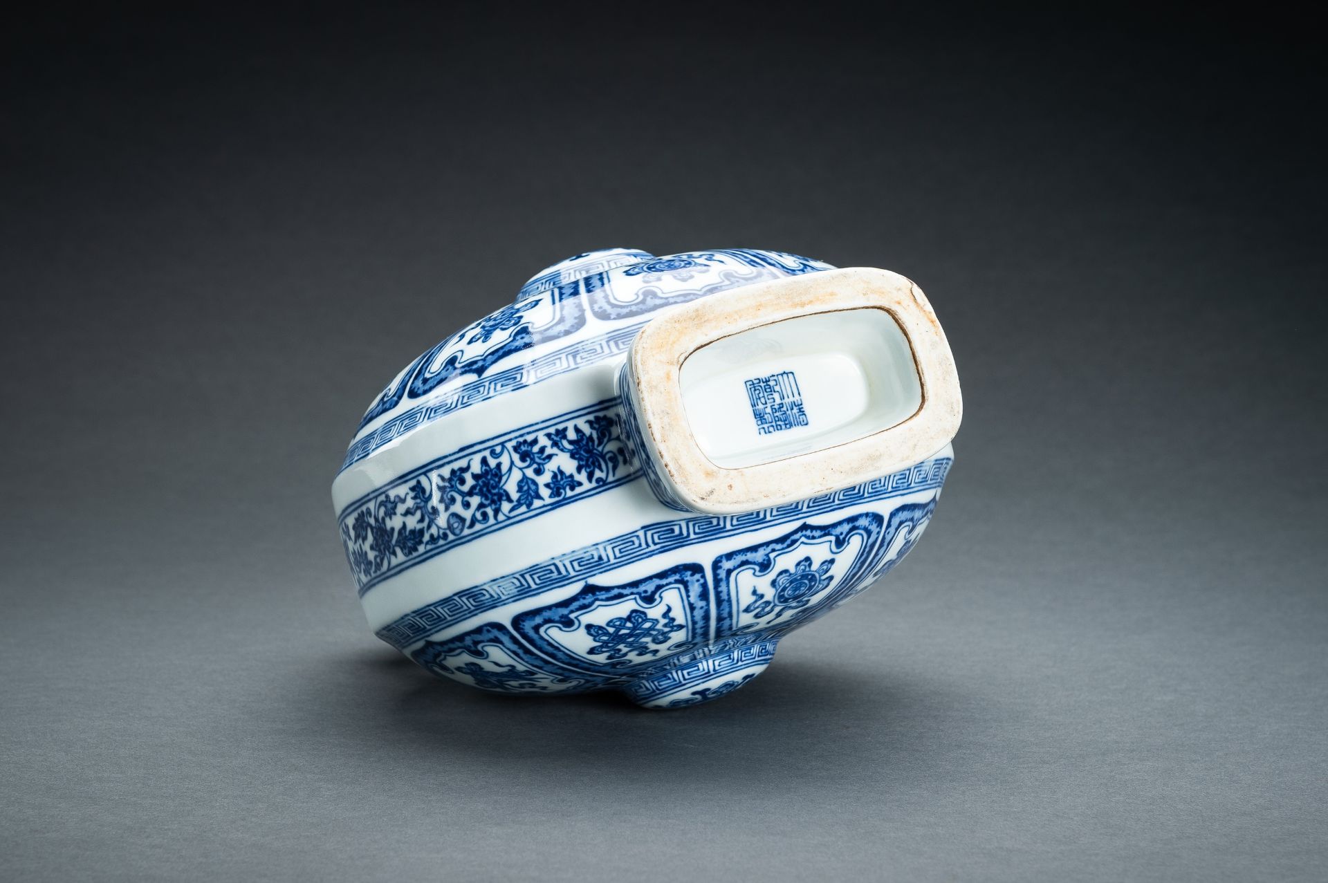 A BLUE AND WHITE 'BAJIXIANG' PORCELAIN MOONFLASK VASE - Image 15 of 17