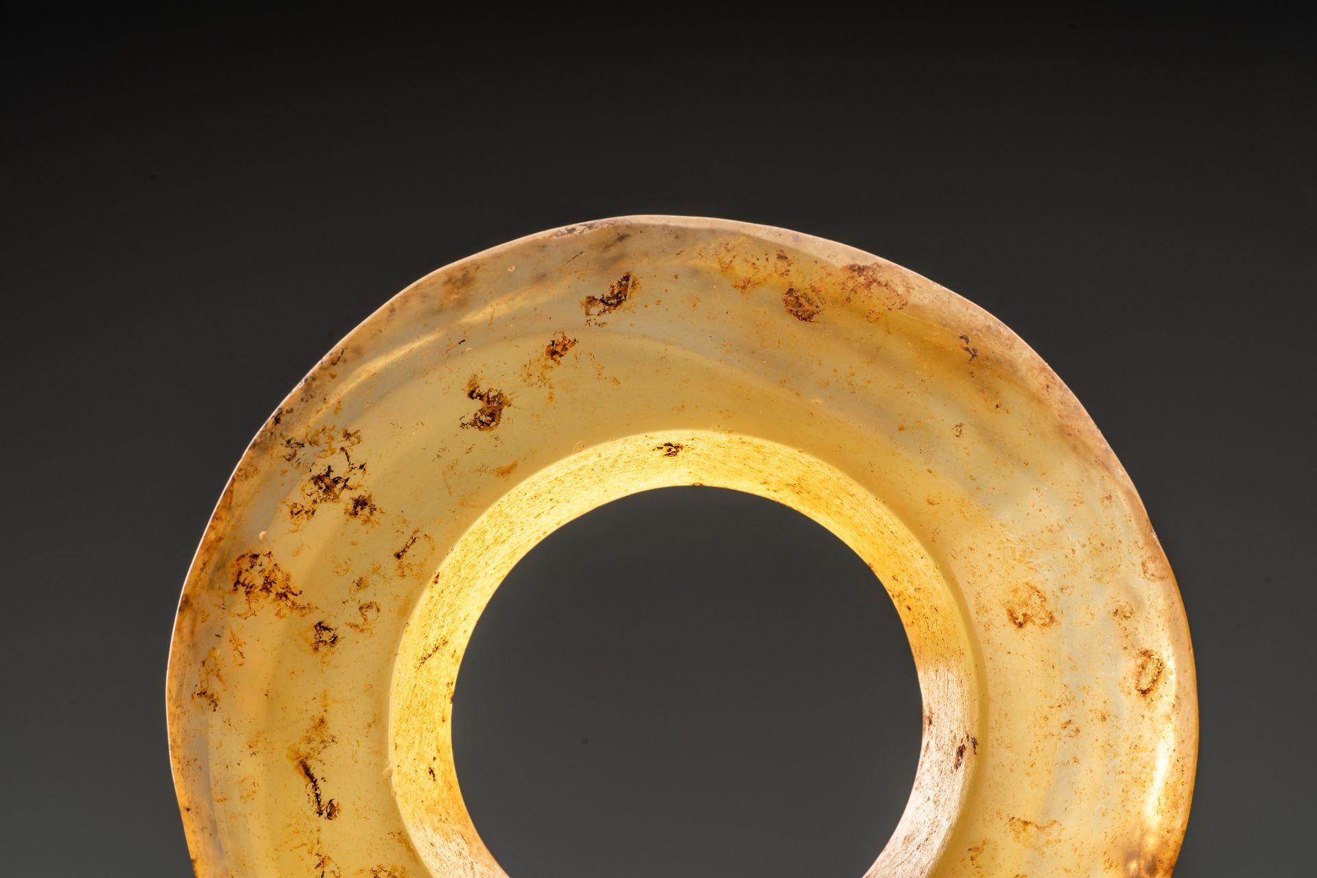 A SMALL AGATE DISC, HAN DYNASTY - Bild 2 aus 6