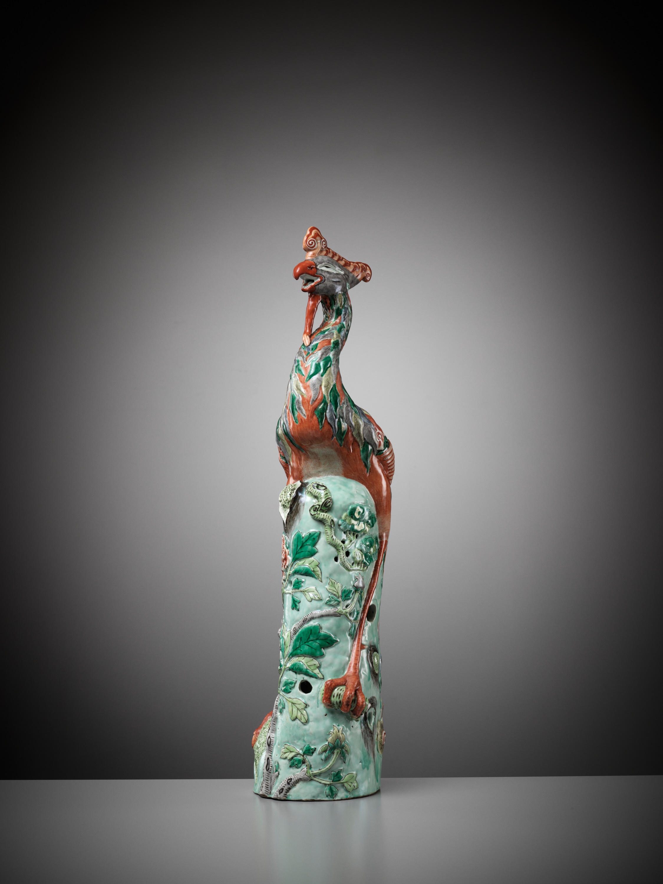AN EXCEPTIONALLY LARGE FAMILLE VERTE FIGURE OF A PHOENIX, MID-QING DYNASTY - Image 10 of 17