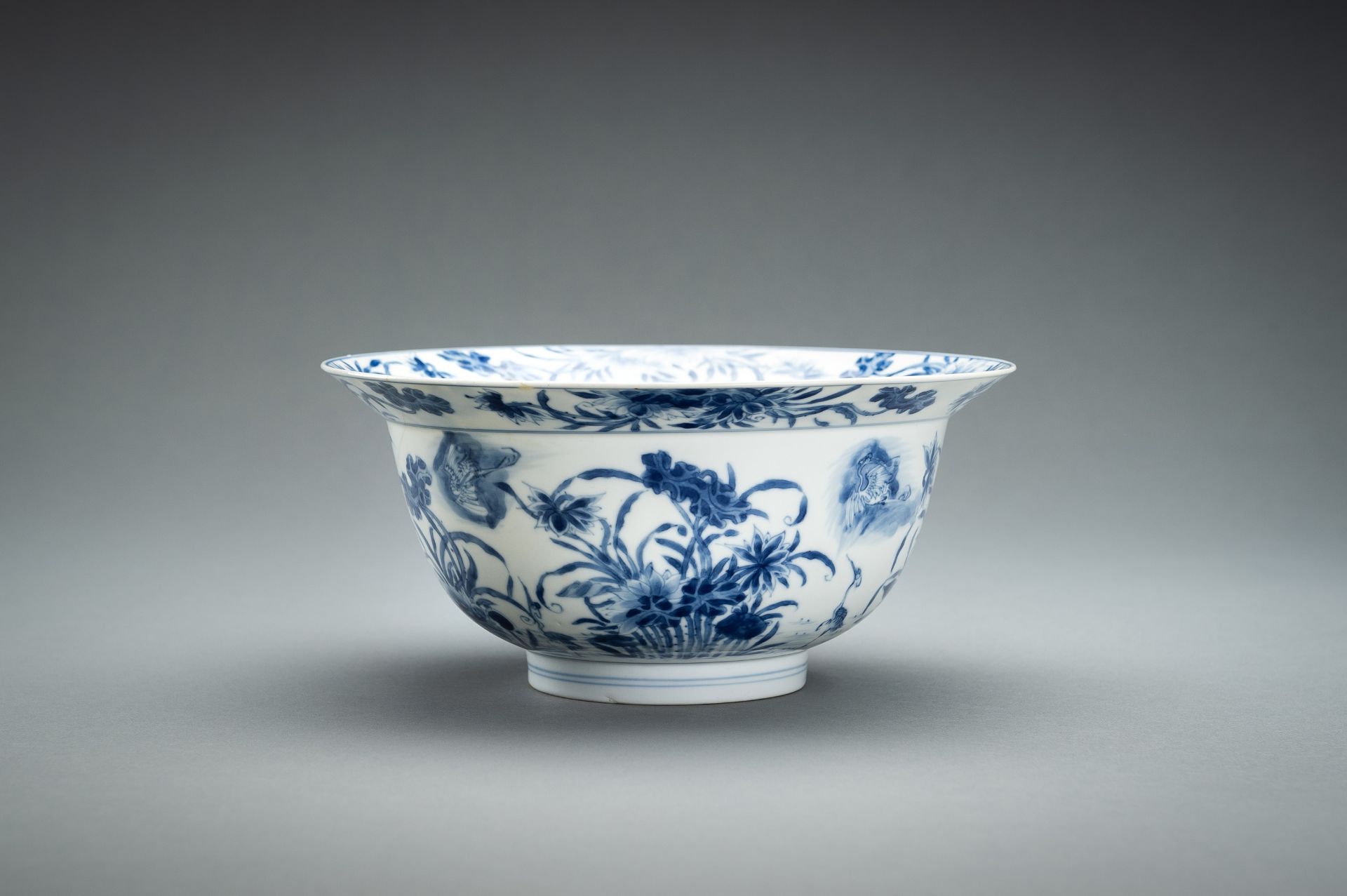 A BLUE AND WHITE PORCELAIN 'FLOWERS AND CRANES' BOWL, KANGXI - Bild 12 aus 17