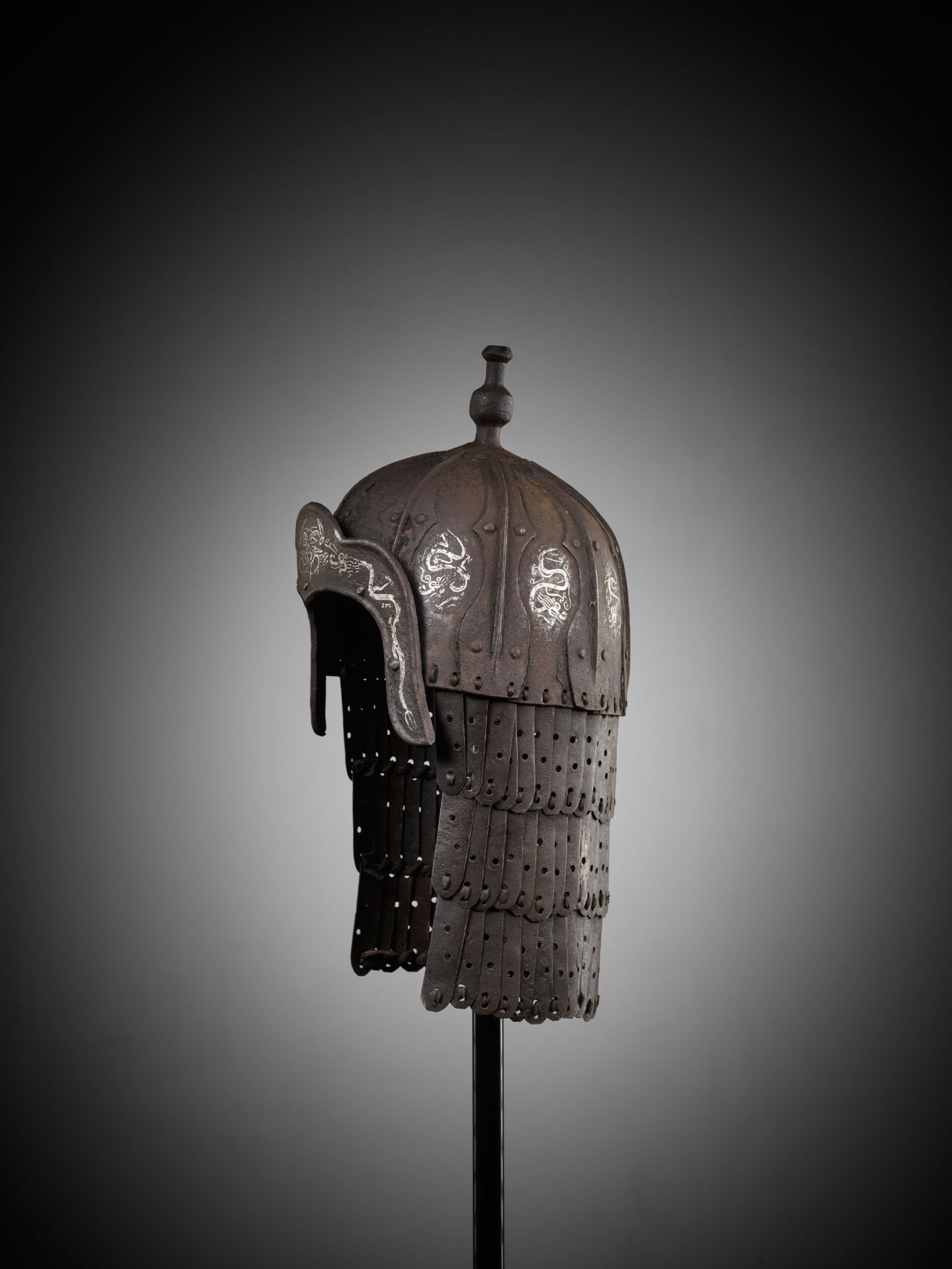 A SILVER-DAMASCENED 'DRAGON' IRON HELMET, 14TH-17TH CENTURY - Bild 2 aus 9