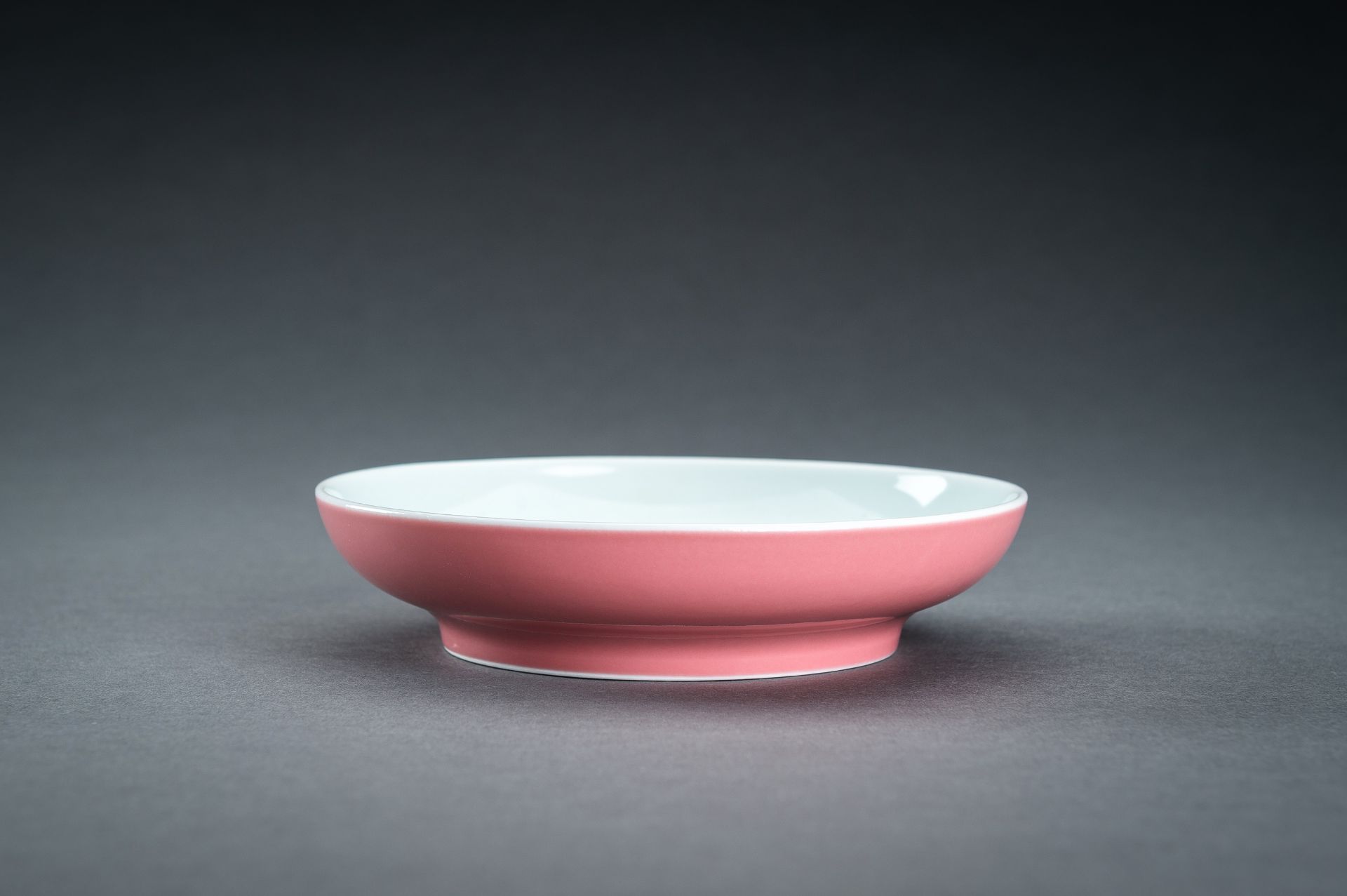 A PINK GLAZED PORCELAIN DISH - Bild 3 aus 11