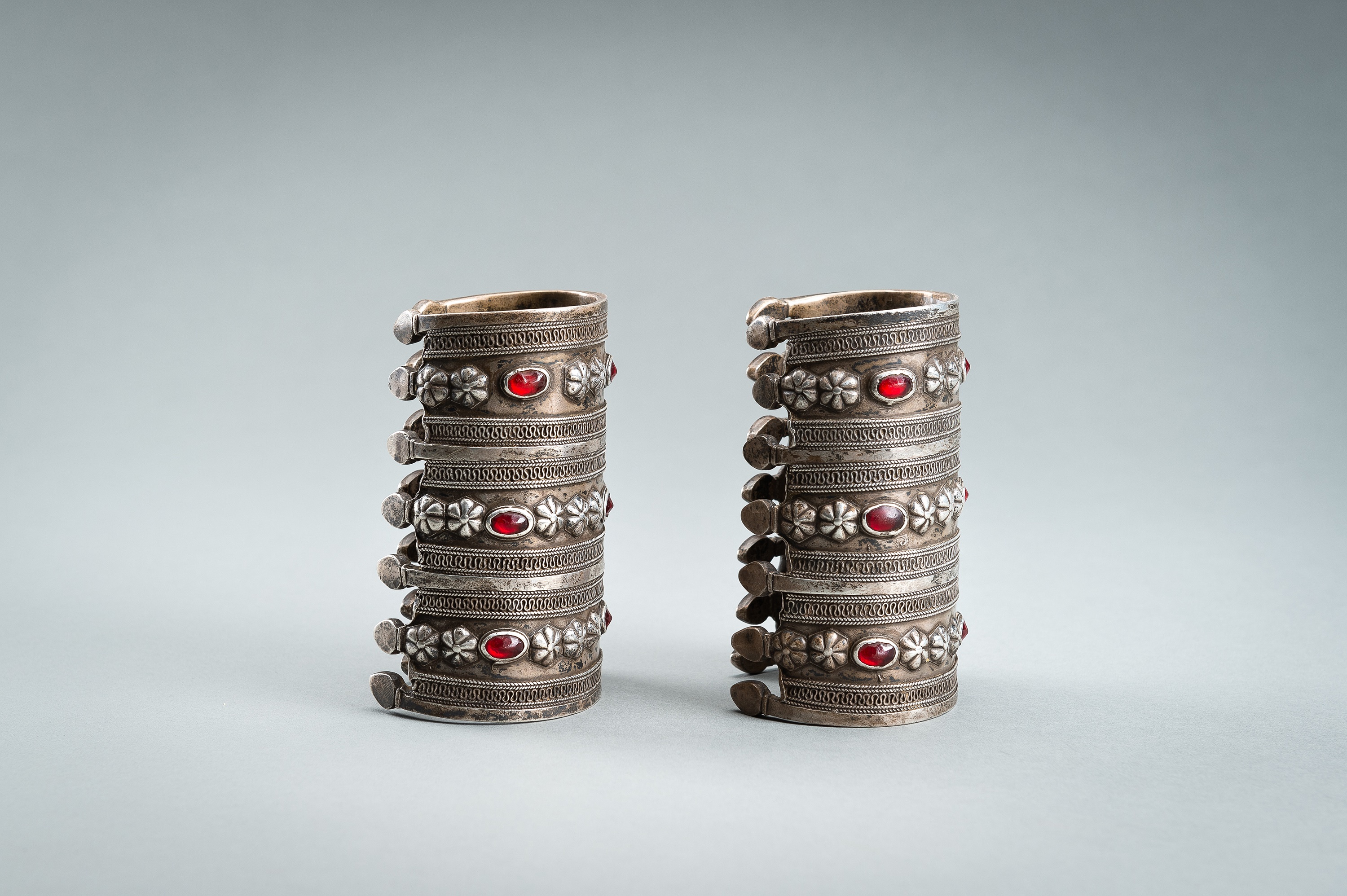 A PAIR OF TURKOMAN GLASS INSET SILVER BRACELETS, c. 1900s - Image 5 of 12