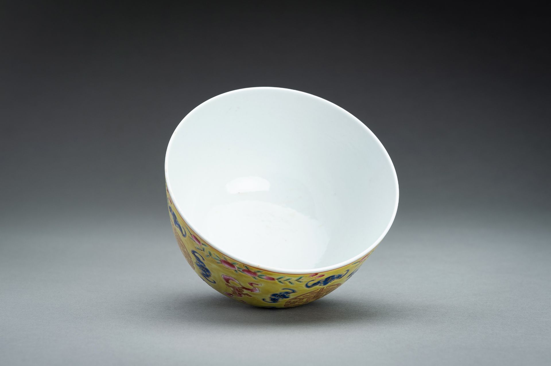 AN ENAMELED 'LOTUS AND SHOU' BOWL, TONGZHI MARK AND PROBABLY OF THE PERIOD - Image 4 of 11