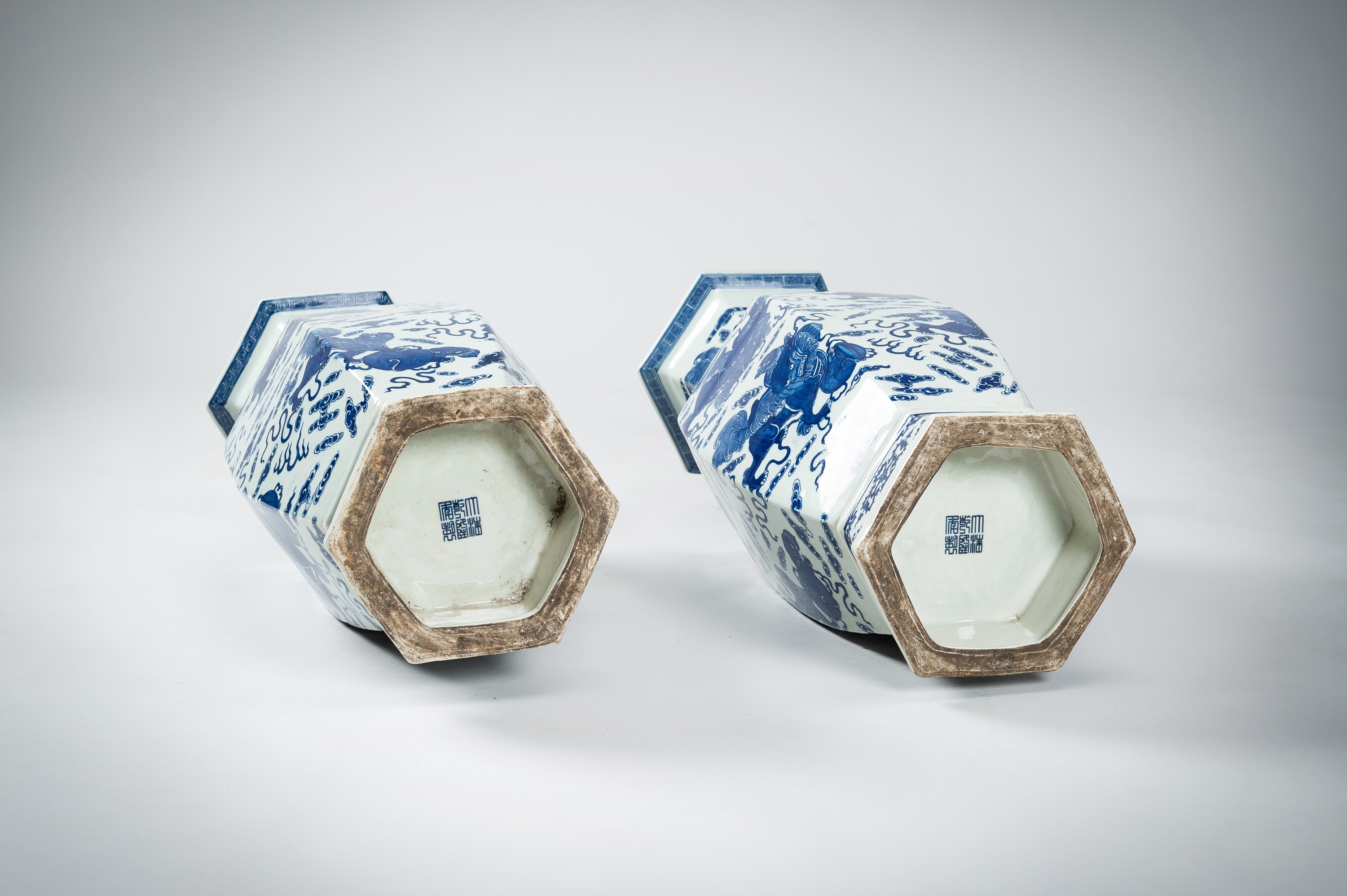 A LARGE PAIR OF BLUE AND WHITE PORCELAIN VASES WITH BUDDHIST LIONS, QING - Image 15 of 19