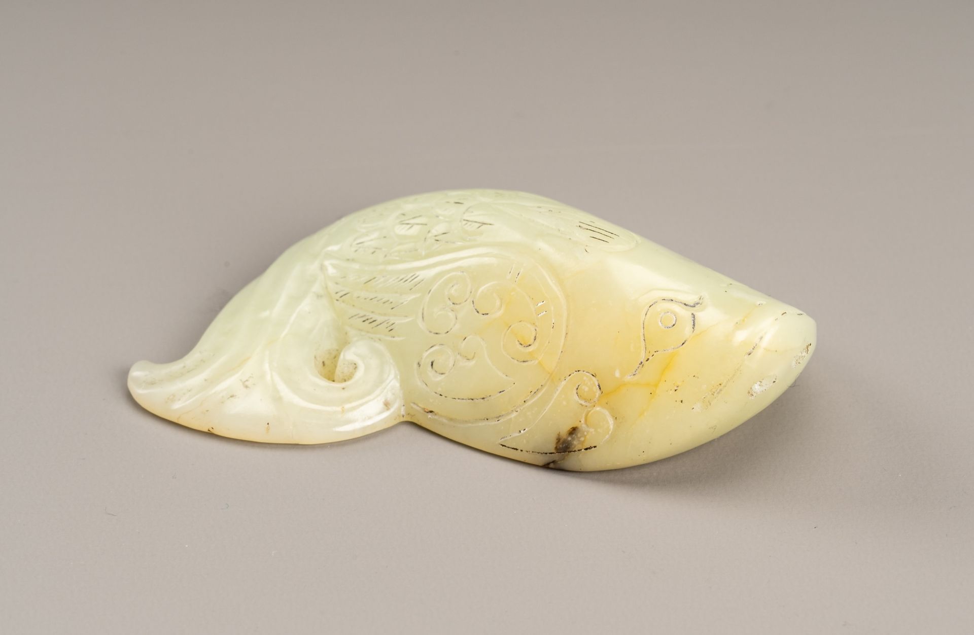 A CELADON JADE `FISHÂ´ PENDANT, c. 1920s