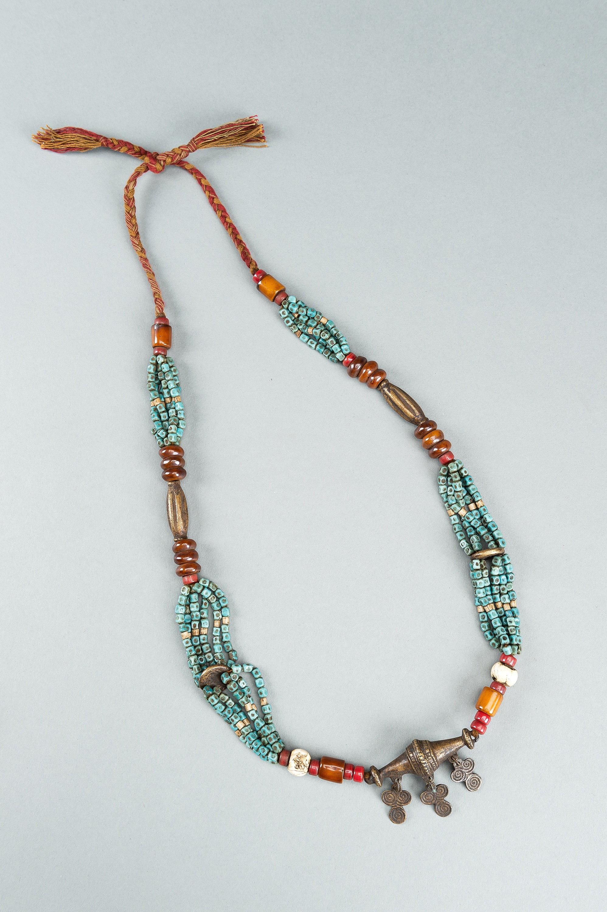 A NAGALAND MULTI-COLORED GLASS, BRASS AND SHELL NECKLACE, c. 1900s - Image 8 of 9