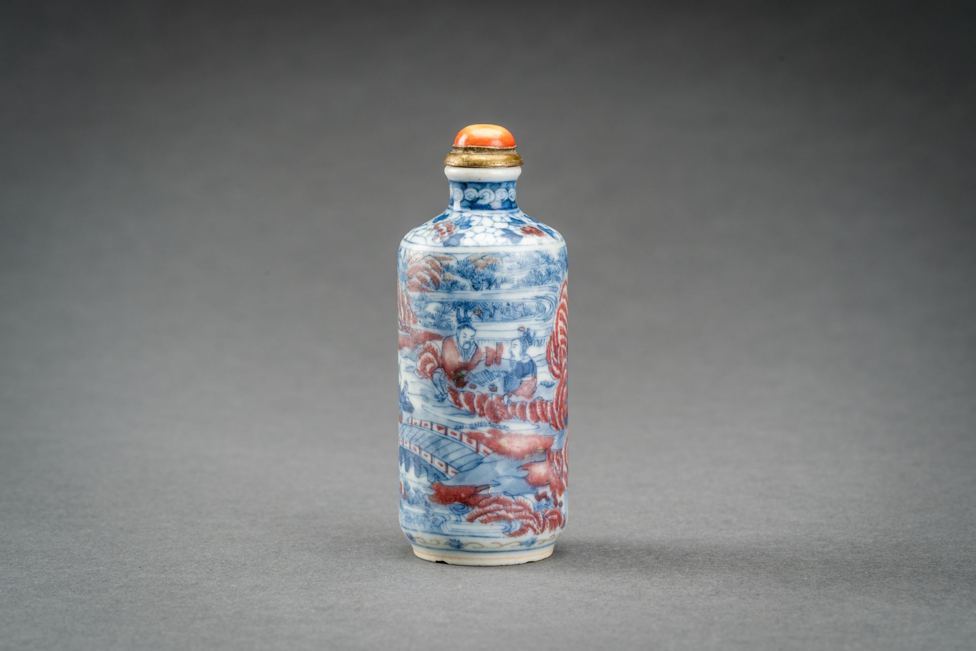 A BLUE, WHITE AND IRON RED 'SCHOLARS' PORCELAIN SNUFF BOTTLE, QING - Image 2 of 9