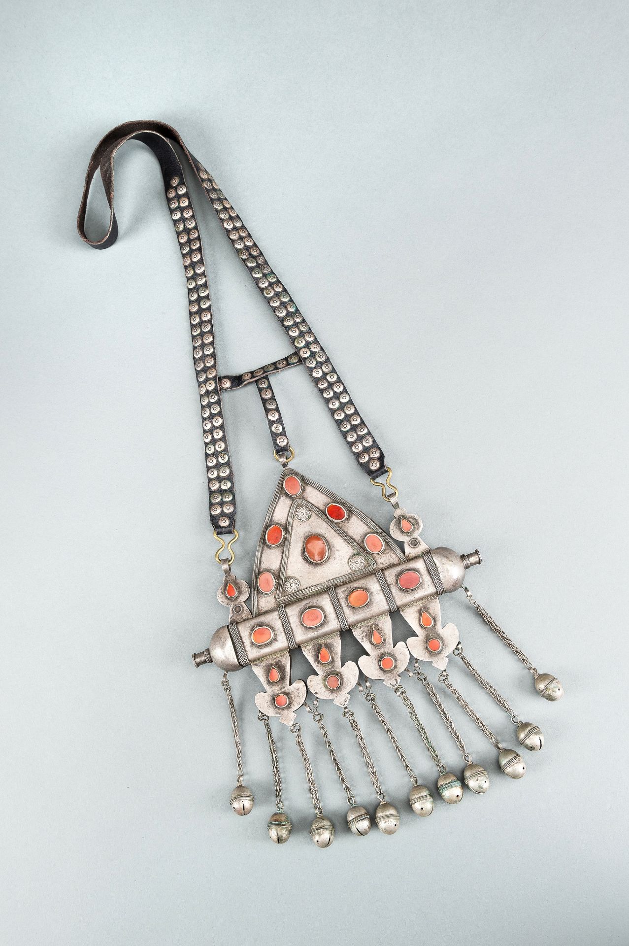 A TURKOMAN SILVER AND CARNELIAN AMULET HOLDER, c. 1900s - Bild 2 aus 13