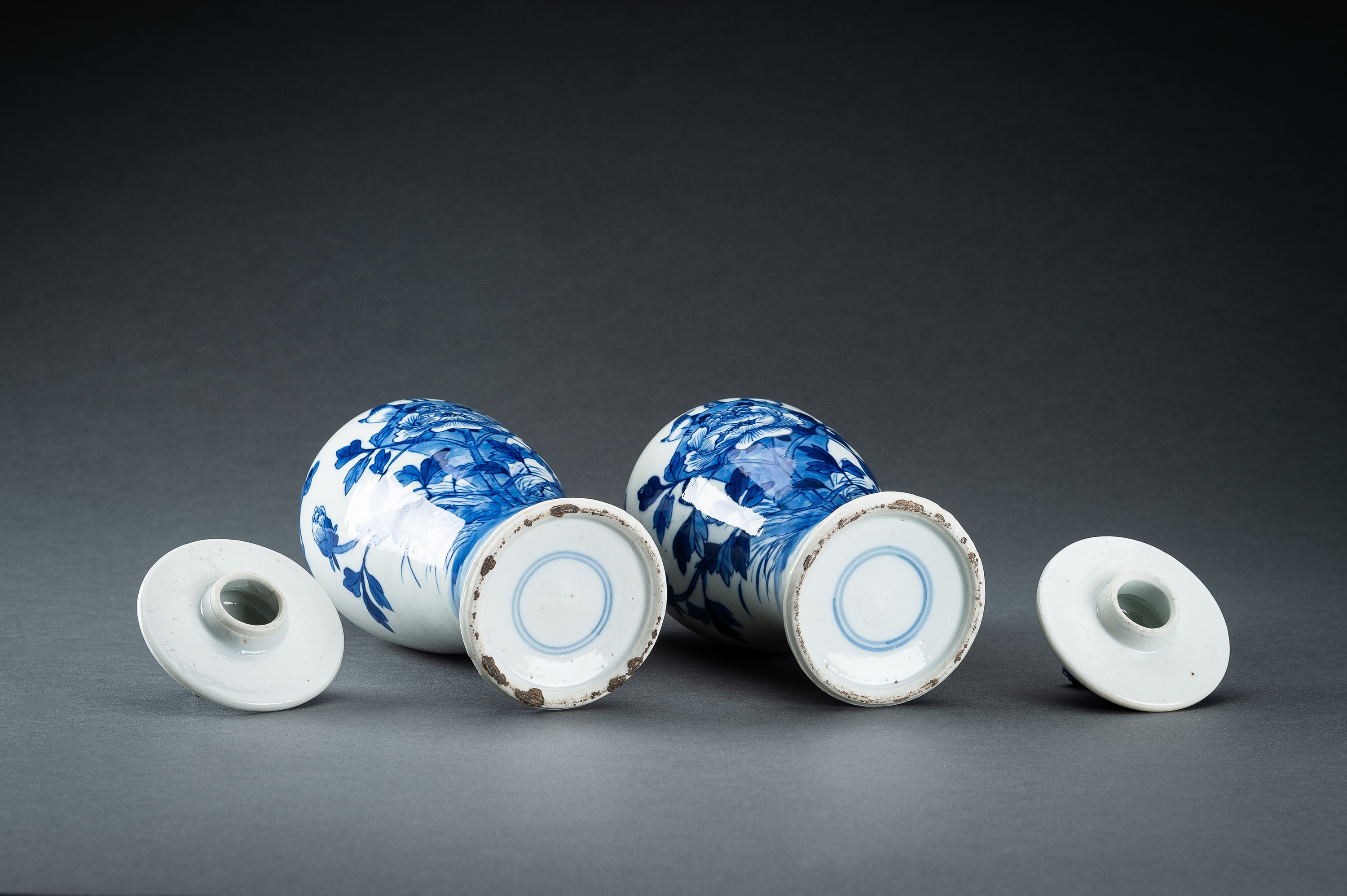 A PAIR OF BLUE AND WHITE BALUSTER VASES AND COVERS, QING - Image 14 of 14