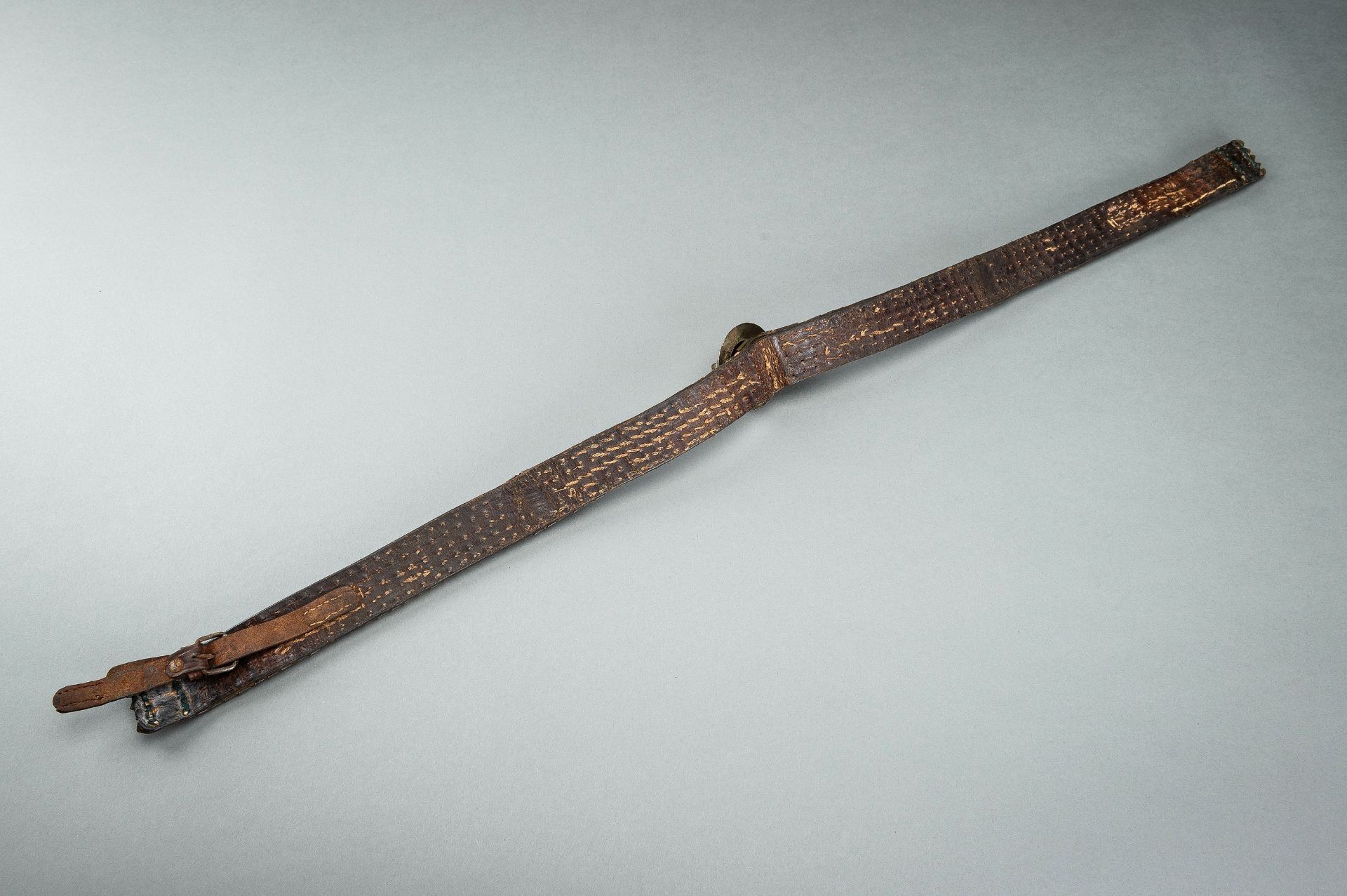 AN OTTOMAN LEATHER BELT SET WITH CARNELIANS AND SILVER - Image 10 of 12