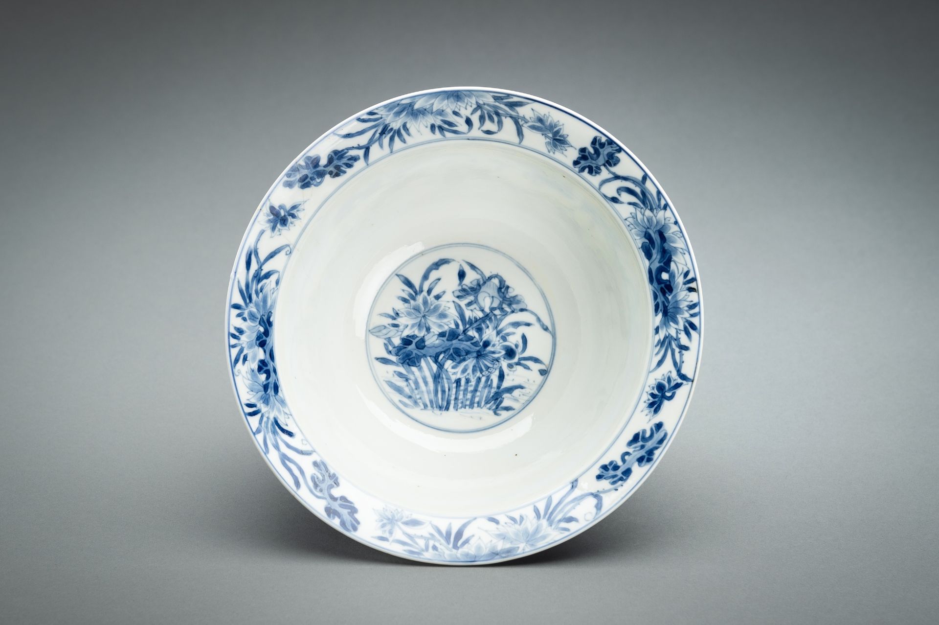 A BLUE AND WHITE PORCELAIN 'FLOWERS AND CRANES' BOWL, KANGXI - Bild 5 aus 17