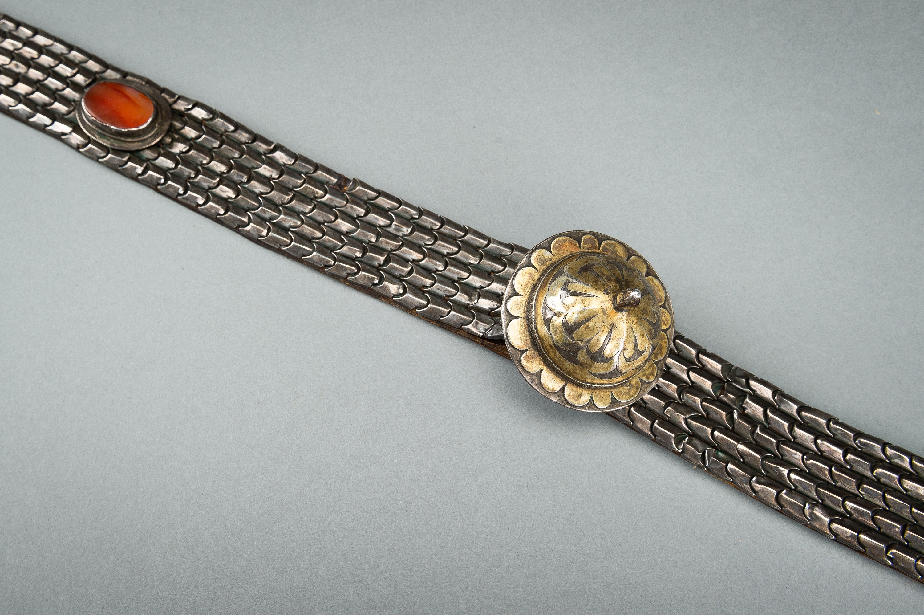 AN OTTOMAN LEATHER BELT SET WITH CARNELIANS AND SILVER - Image 5 of 12