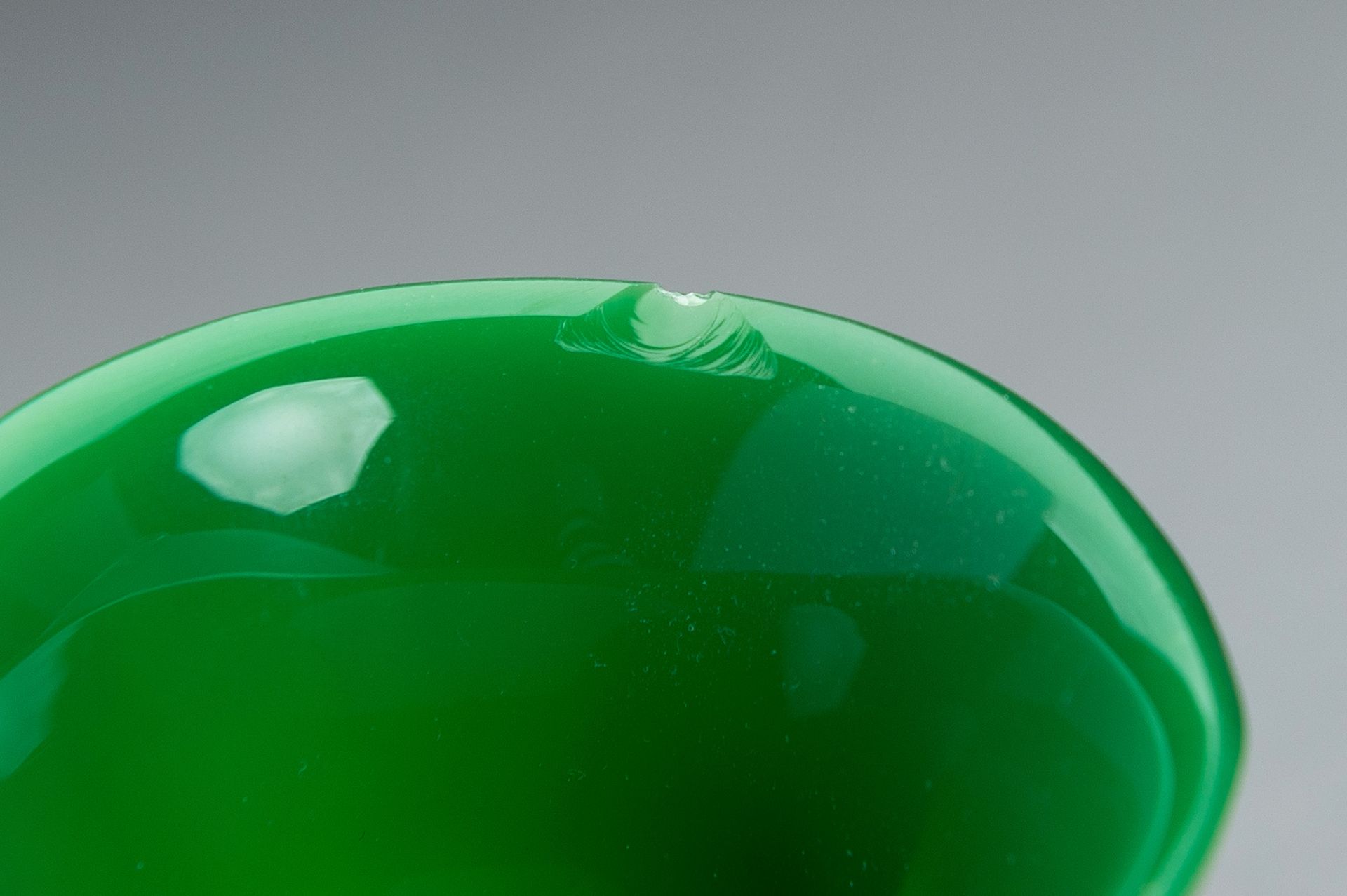 AN APPLE GREEN GLASS CUP AND SAUCER - Bild 5 aus 10