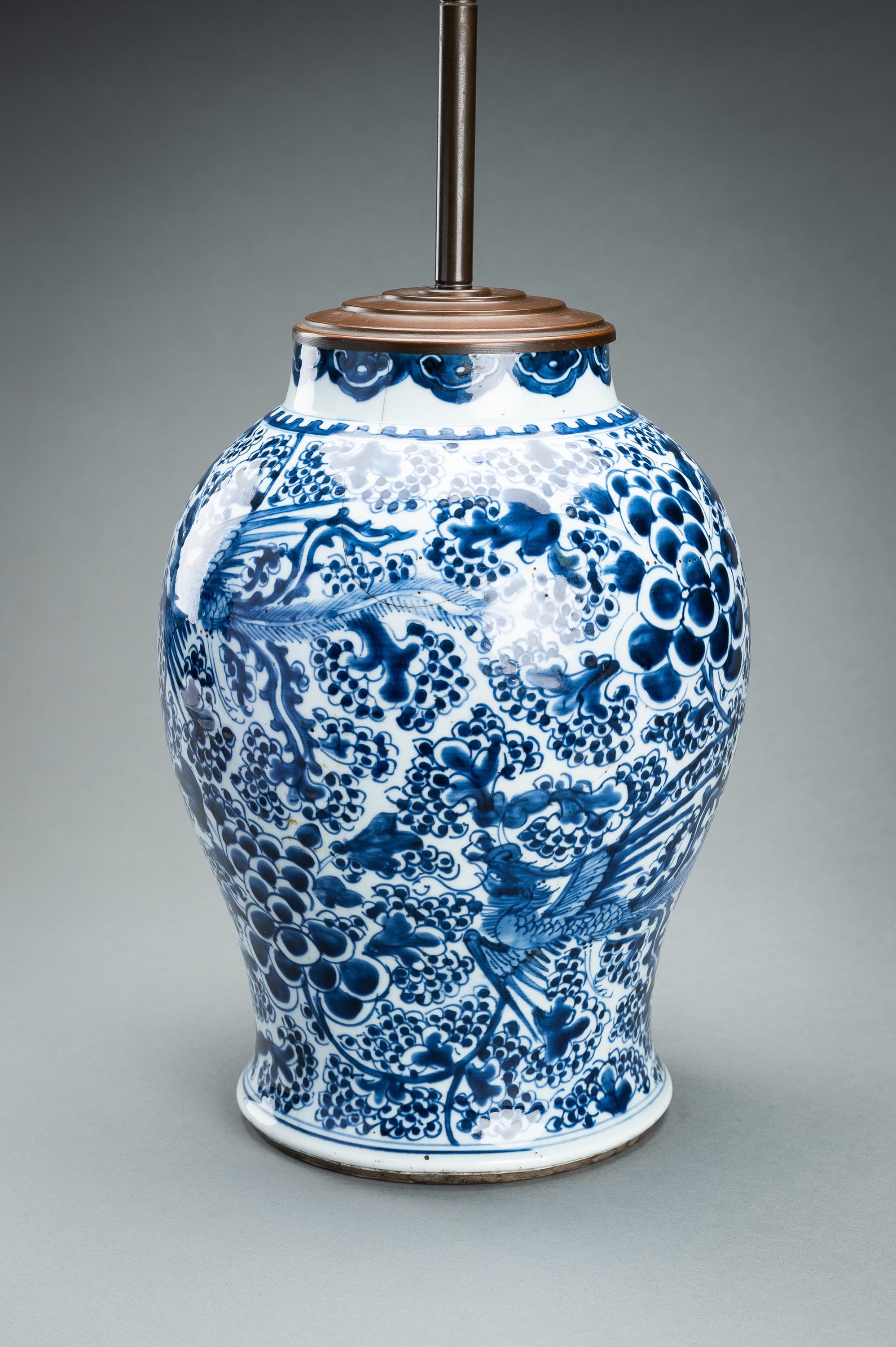 A LARGE BLUE AND WHITE PORCELAIN VASE, QING - Image 3 of 15