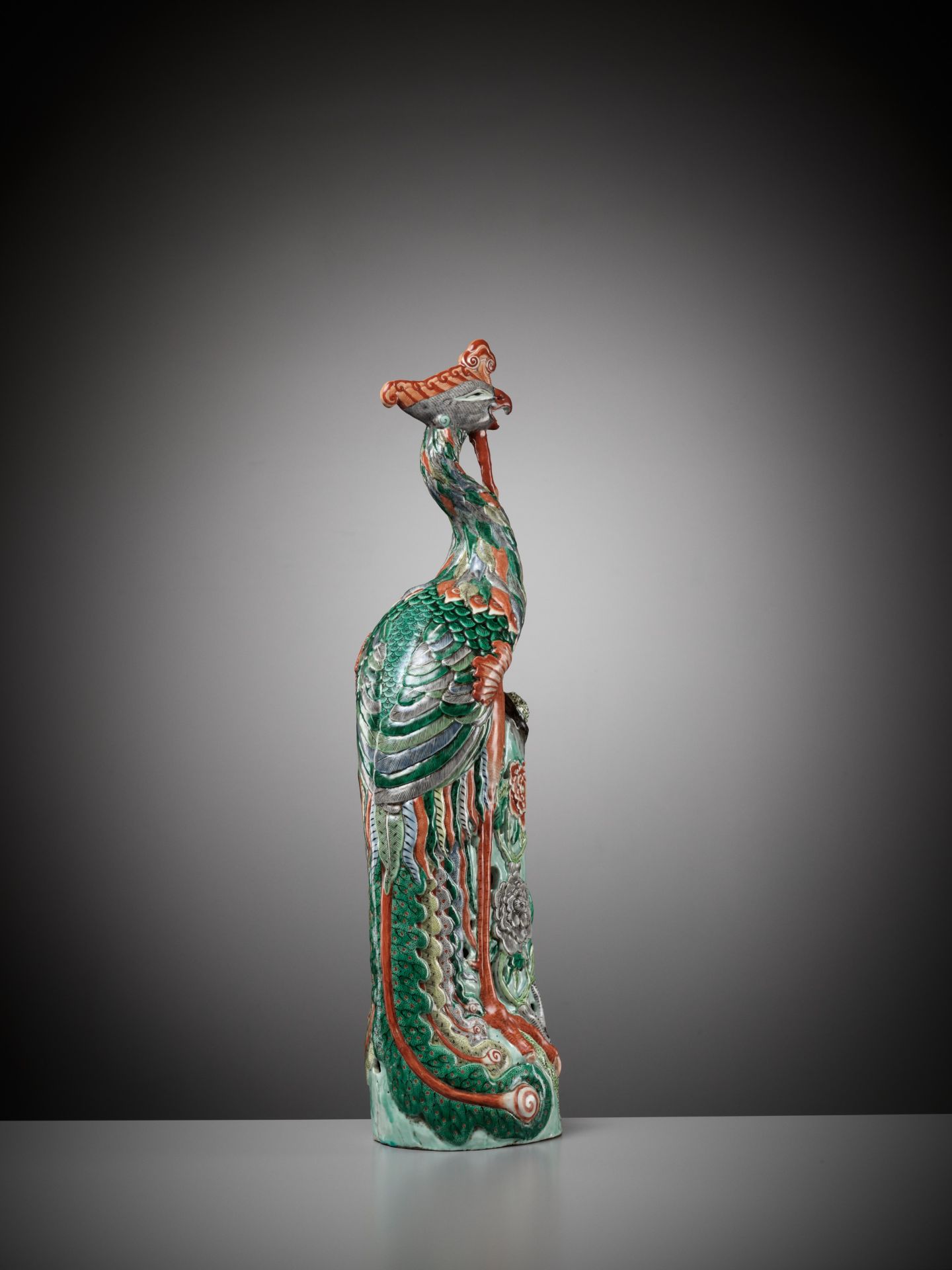 AN EXCEPTIONALLY LARGE FAMILLE VERTE FIGURE OF A PHOENIX, MID-QING DYNASTY - Bild 14 aus 17