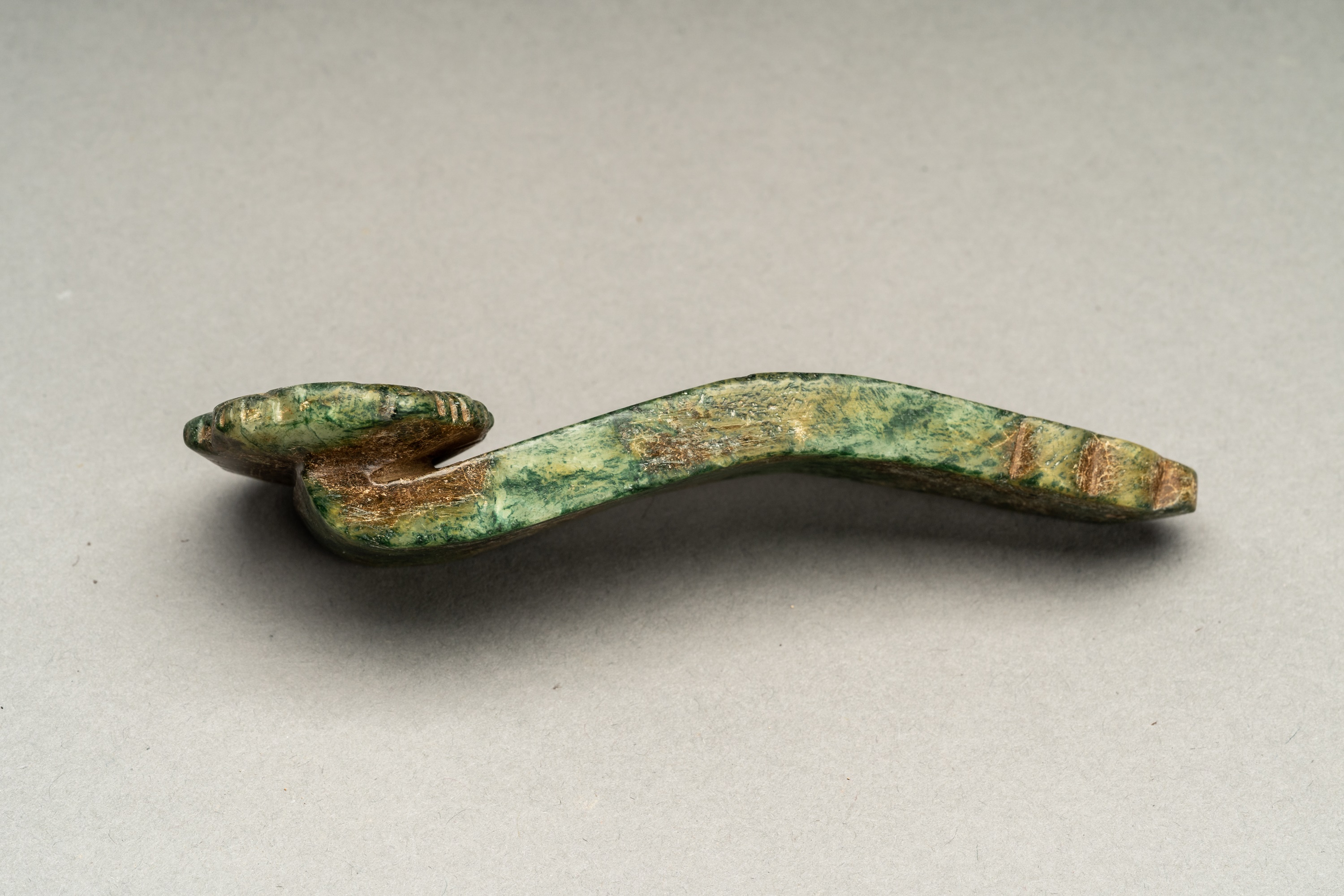 A SMALL HARDSTONE `RUYI SCEPTERÂ´ PENDANT, c 1920s - Image 5 of 12