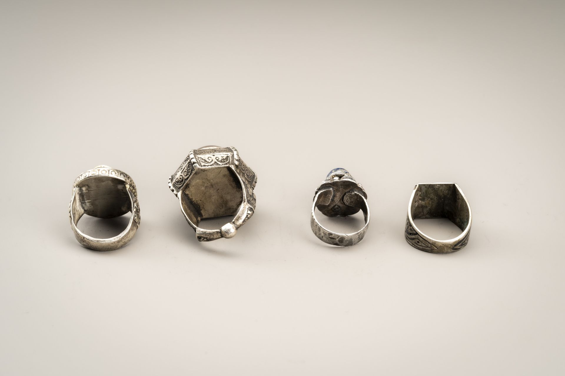 A LOT WITH FOUR HARDSTONE INSET SILVER RINGS - Image 10 of 11