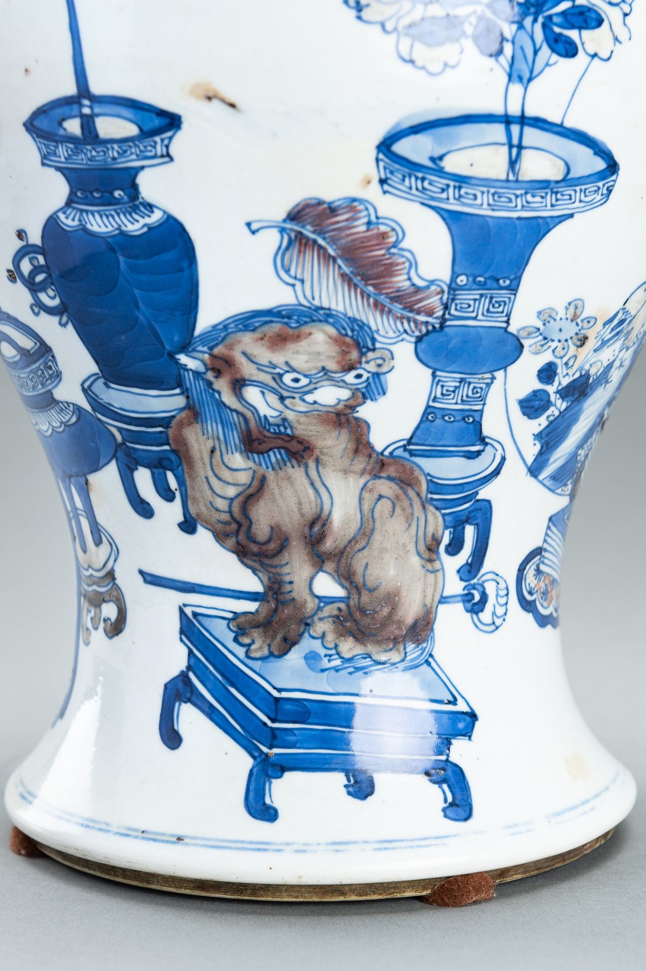 A 'HUNDRED ANTIQUES' PORCELAIN VASE, QING - Image 2 of 13