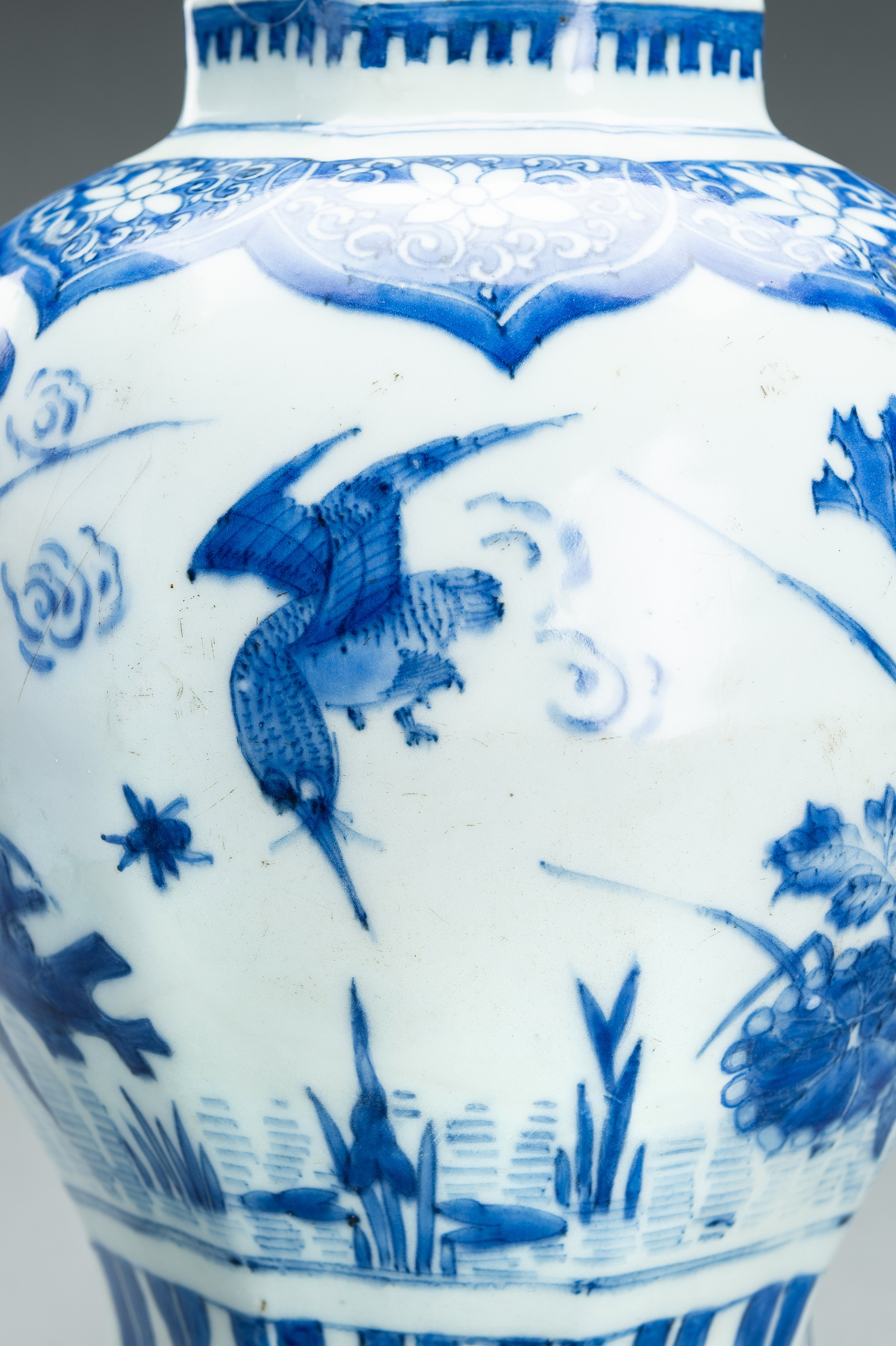 A BLUE AND WHITE PORCELAIN 'BIRDS AND FLOWERS' VASE, QING - Image 2 of 14