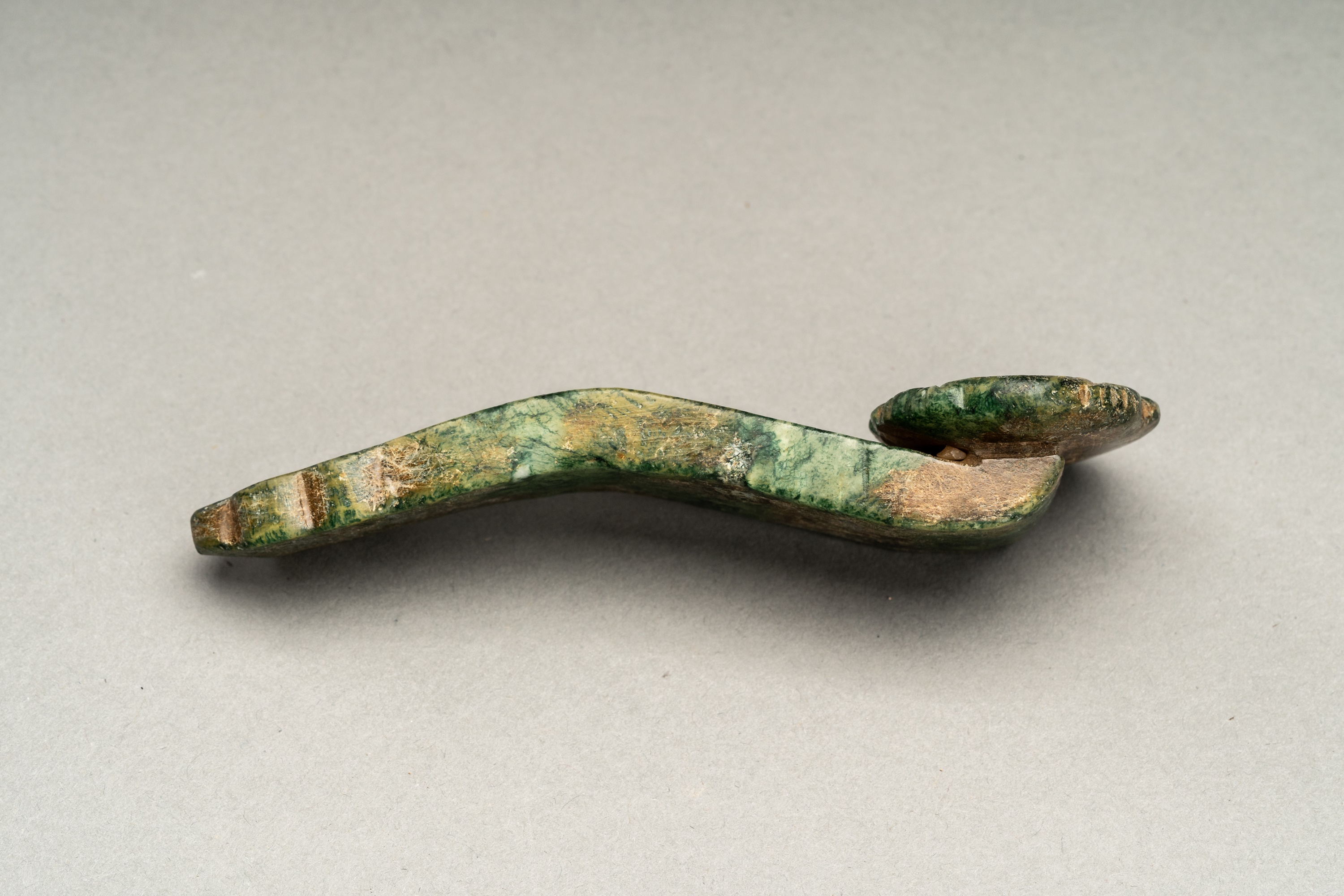 A SMALL HARDSTONE `RUYI SCEPTERÂ´ PENDANT, c 1920s - Image 10 of 12