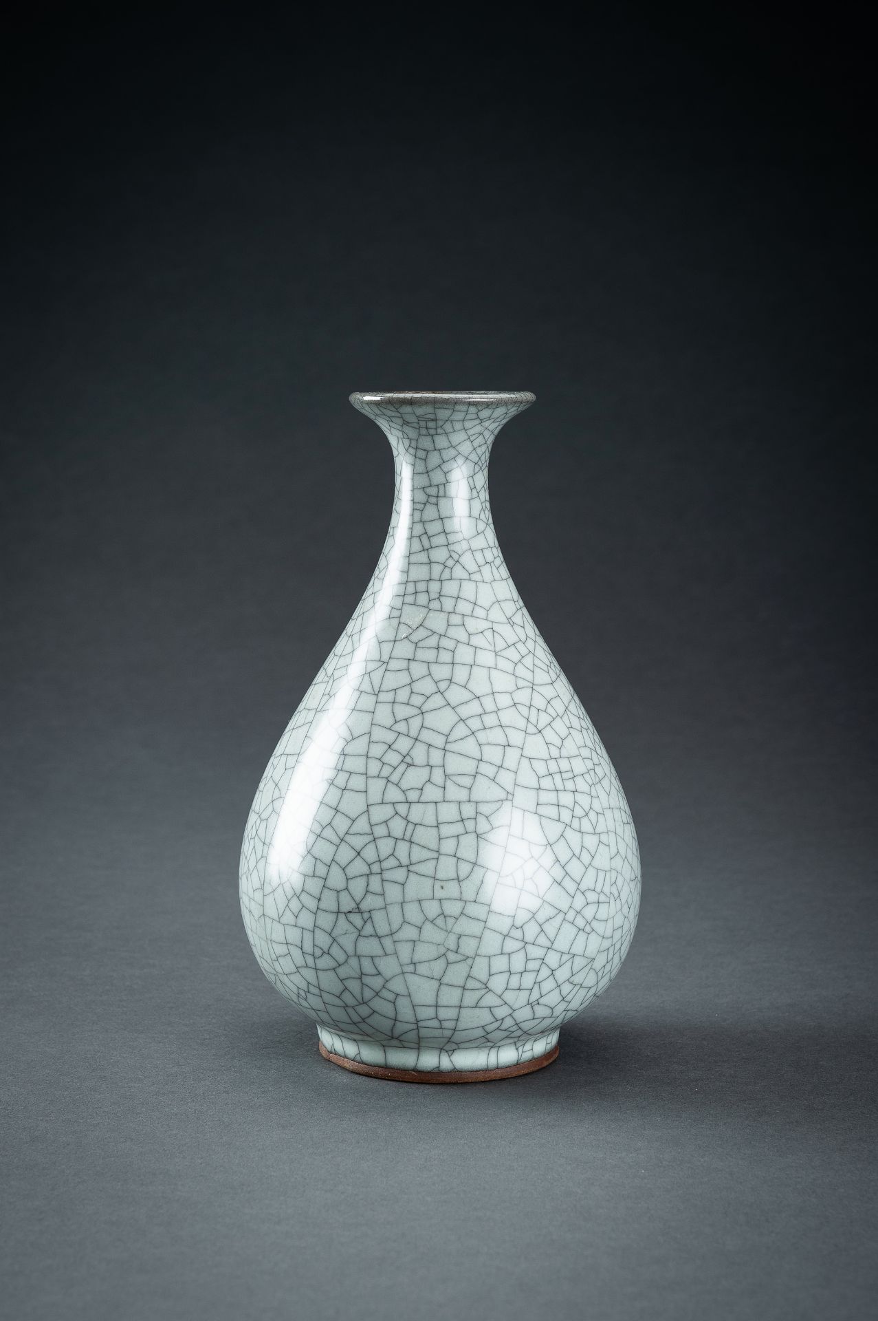 A GUAN-TYPE CRACKLED GLAZED BOTTLE VASE, c. 1920s - Image 3 of 14